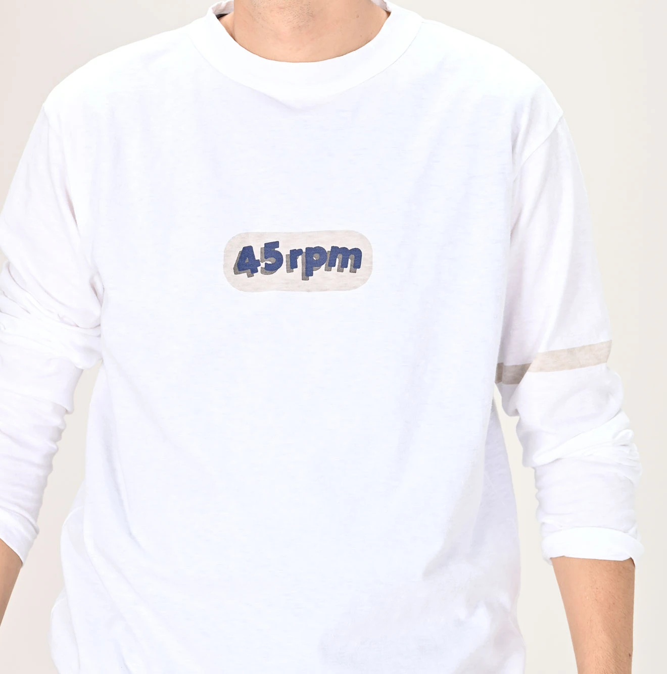 45R（フォーティファイブアール）| シャドーロゴプリントの908Tシャツ