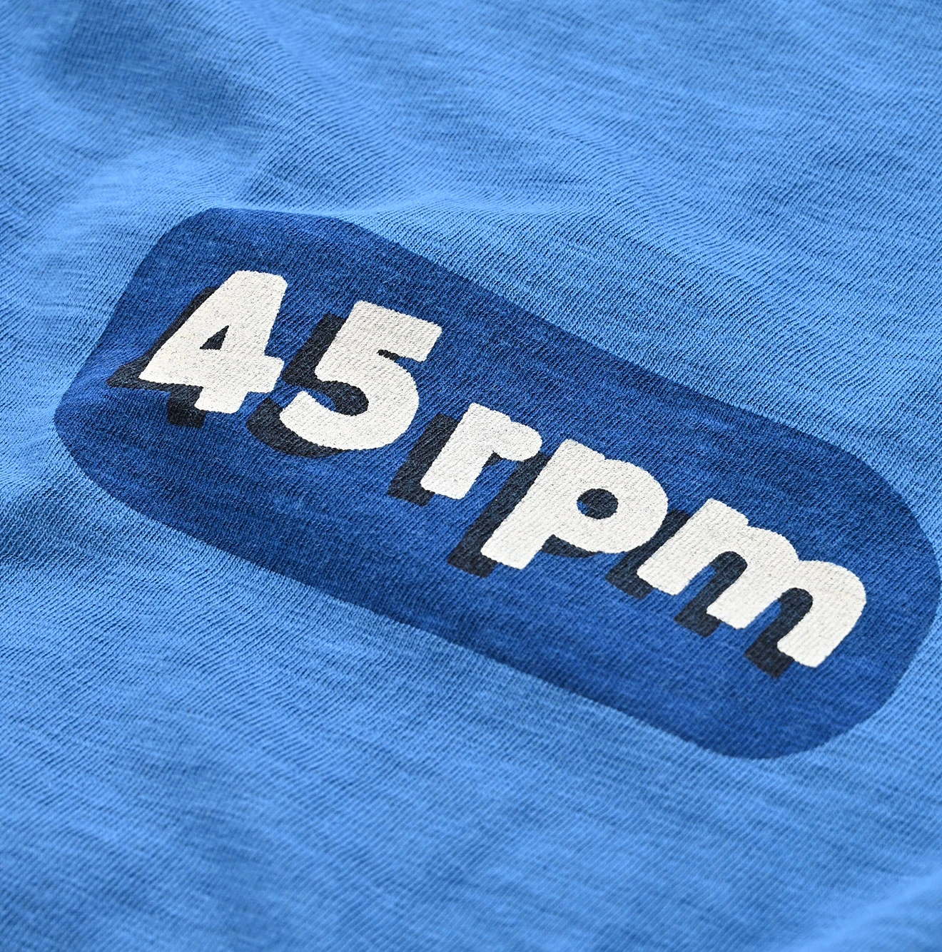 45R（フォーティファイブアール）| シャドーロゴプリントの908Tシャツ