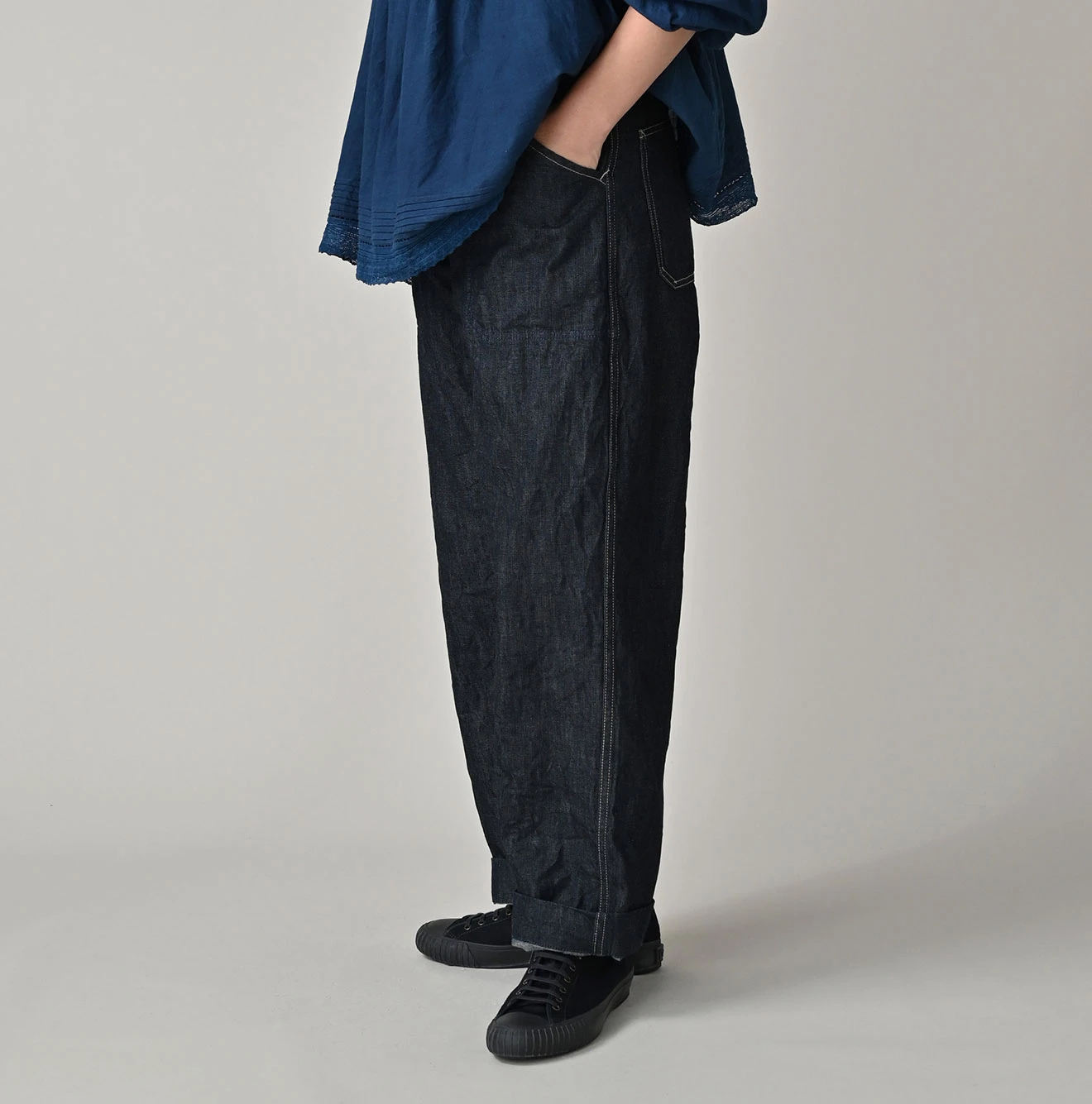 専用商品5181【美品】45R 小麦デニムの908ベイカーパンツ（加工） リネン 45R（フォーティファイブアール）| 麦比古デニムの908ペインターパンツ