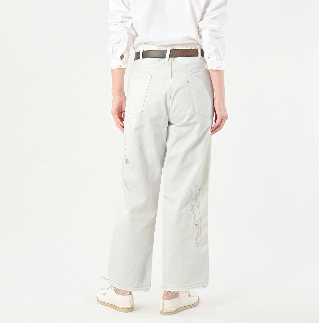 45R(フォーティファイブアール) |ライ麦ホワイトデニムのクロスオーバーパンツ遖加工（アネモネ刺繍）