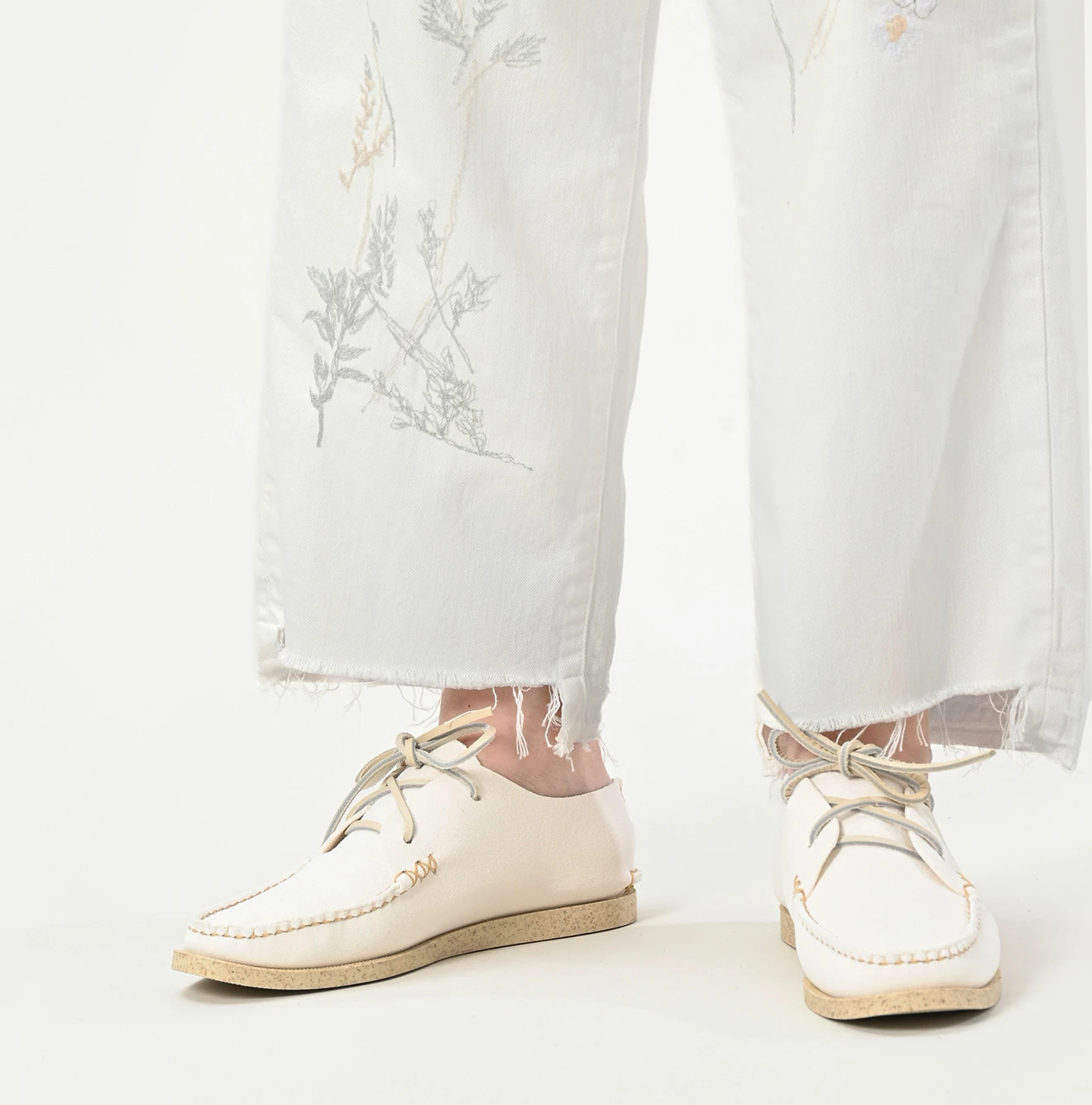 45R(フォーティファイブアール) |ライ麦ホワイトデニムのクロスオーバーパンツ遖加工（アネモネ刺繍）