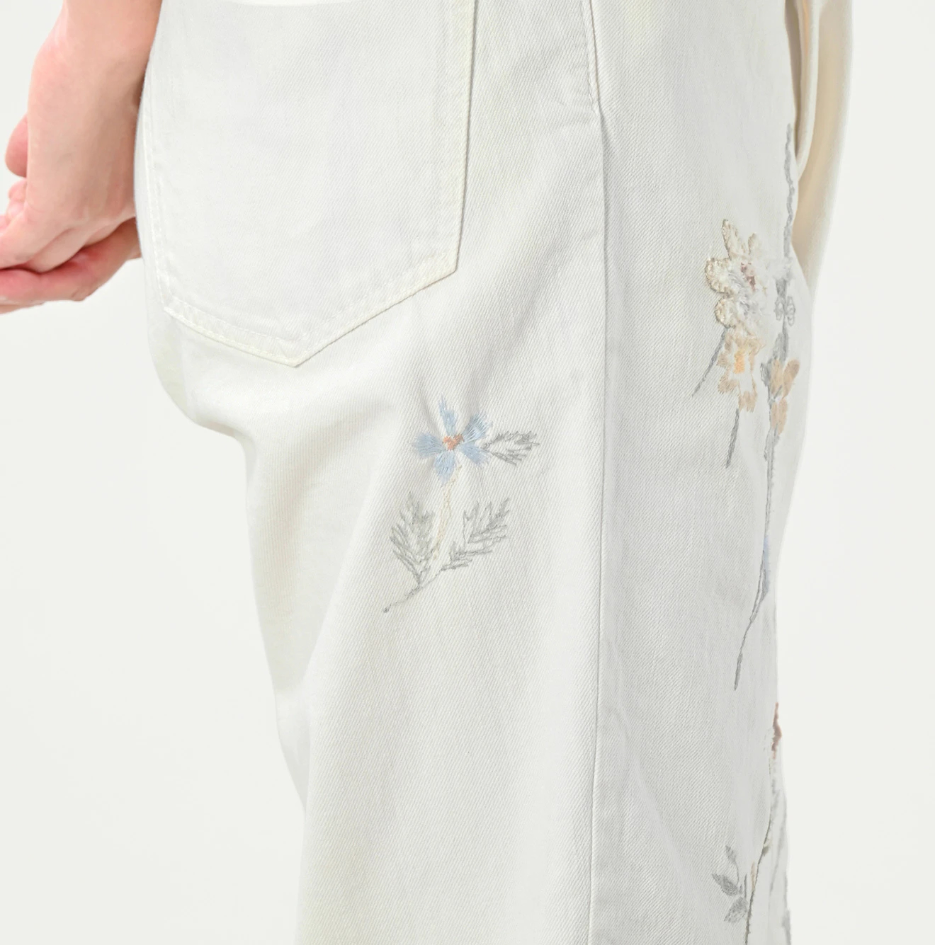 45R(フォーティファイブアール) |ライ麦ホワイトデニムのクロスオーバーパンツ遖加工（アネモネ刺繍）