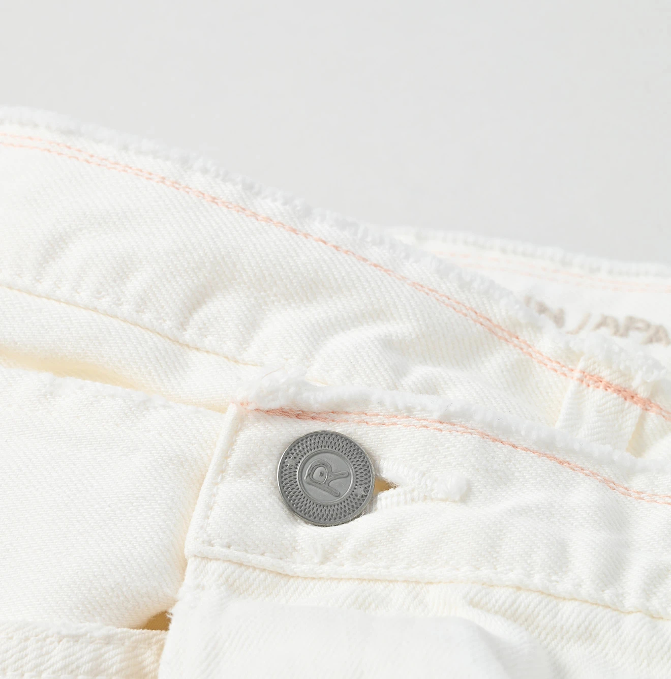 45R(フォーティファイブアール) |ライ麦ホワイトデニムのクロスオーバーパンツ遖加工（アネモネ刺繍）