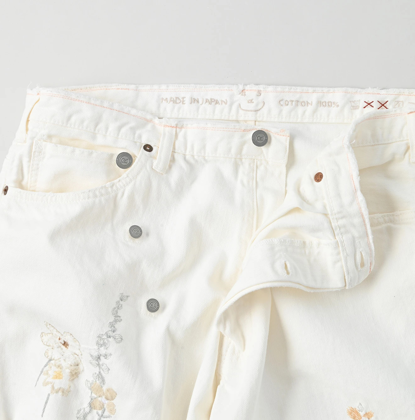 45R(フォーティファイブアール) |ライ麦ホワイトデニムのクロスオーバーパンツ遖加工（アネモネ刺繍）