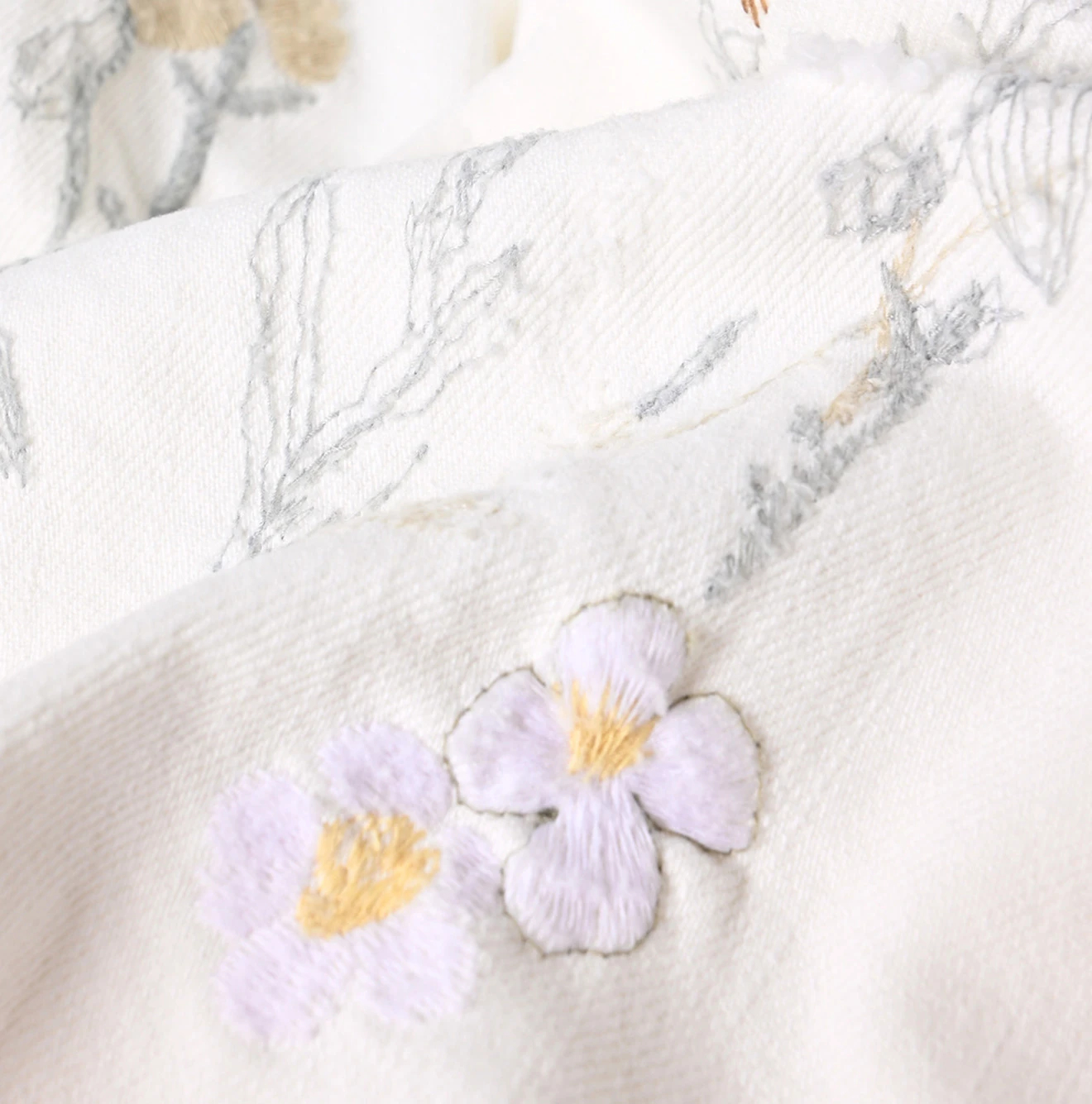 45R(フォーティファイブアール) |ライ麦ホワイトデニムのクロスオーバーパンツ遖加工（アネモネ刺繍）