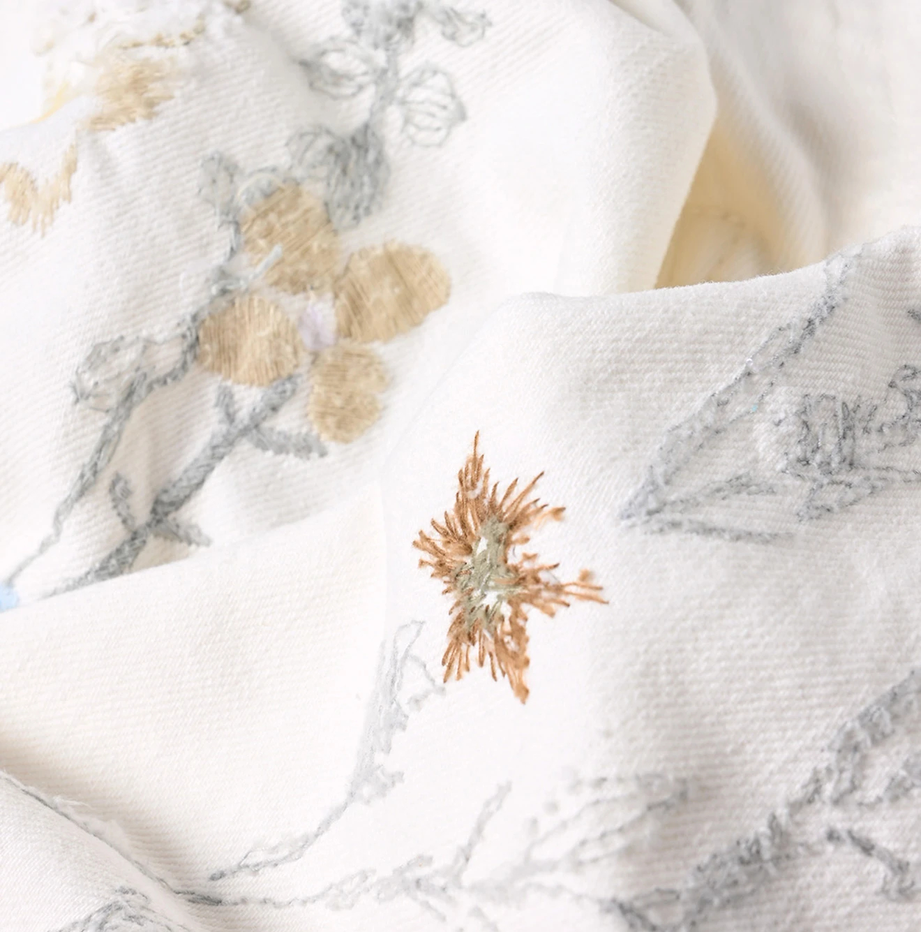 45R(フォーティファイブアール) |ライ麦ホワイトデニムのクロスオーバーパンツ遖加工（アネモネ刺繍）