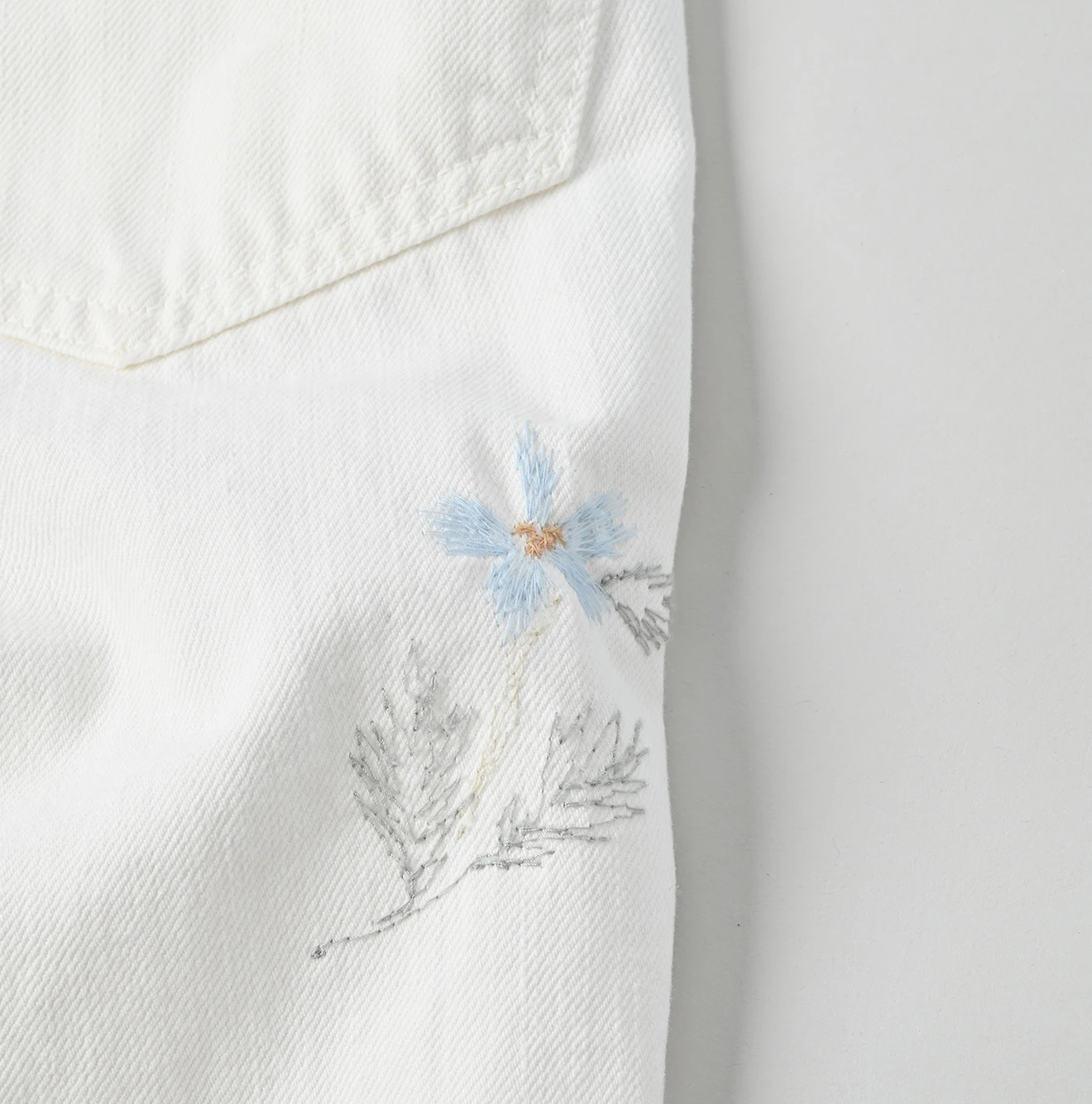 45R(フォーティファイブアール) |ライ麦ホワイトデニムのクロスオーバーパンツ遖加工（アネモネ刺繍）