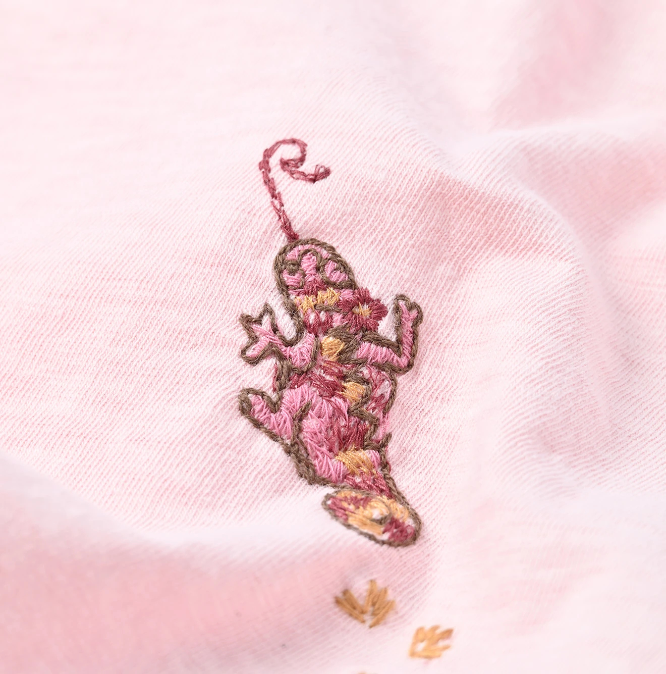 45R（フォーティファイブアール）| チャメレイオン刺繍の908Tシャツ