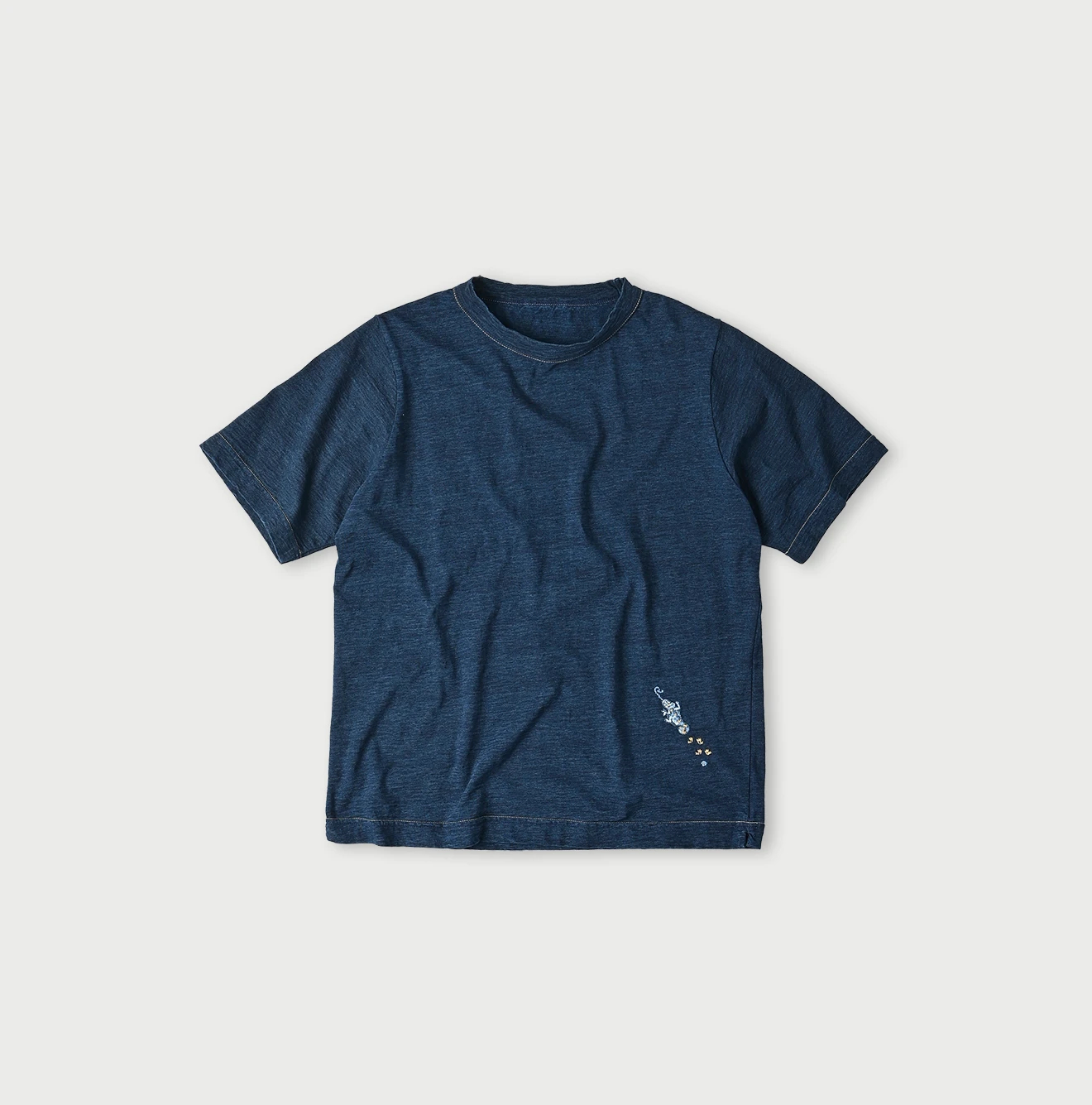 45R(フォーティファイブアール) |チャメレイオン刺繍の908Tシャツ（インディゴ）