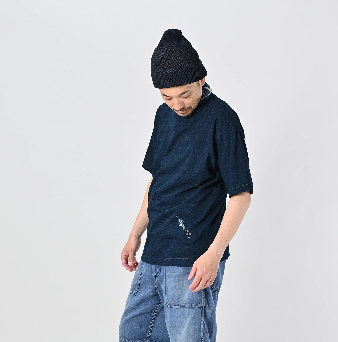 45R(フォーティファイブアール) |チャメレイオン刺繍の908Tシャツ（インディゴ）