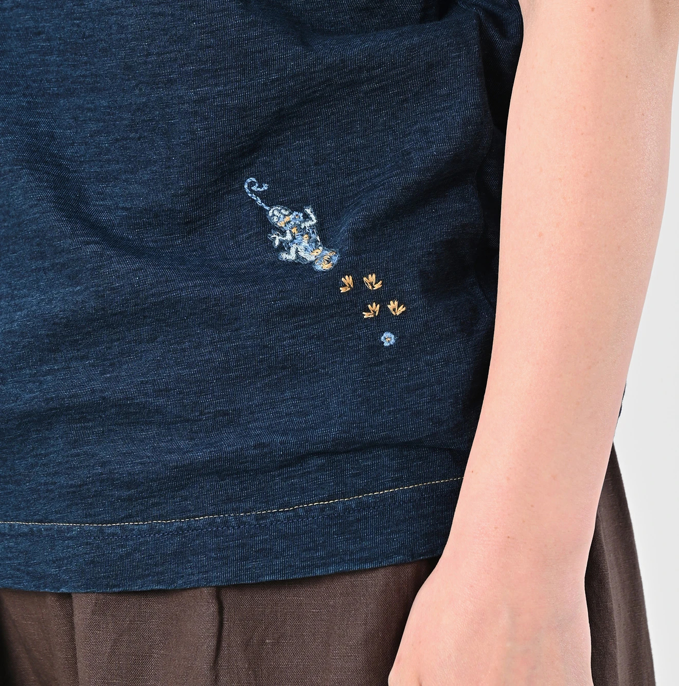 45R(フォーティファイブアール) |チャメレイオン刺繍の908Tシャツ（インディゴ）