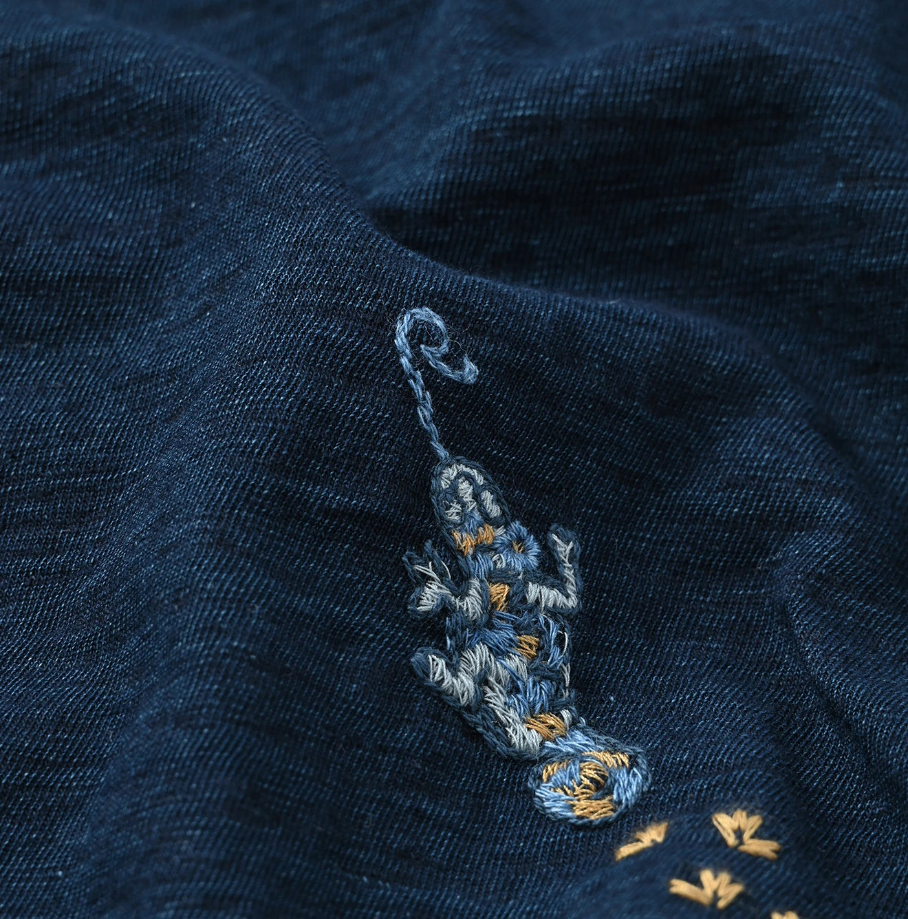 45R(フォーティファイブアール) |チャメレイオン刺繍の908Tシャツ（インディゴ）