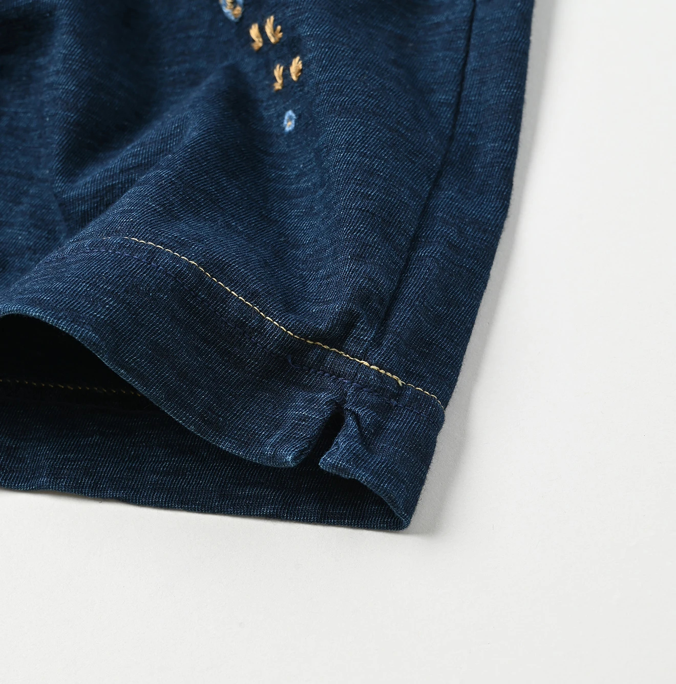 45R(フォーティファイブアール) |チャメレイオン刺繍の908Tシャツ（インディゴ）