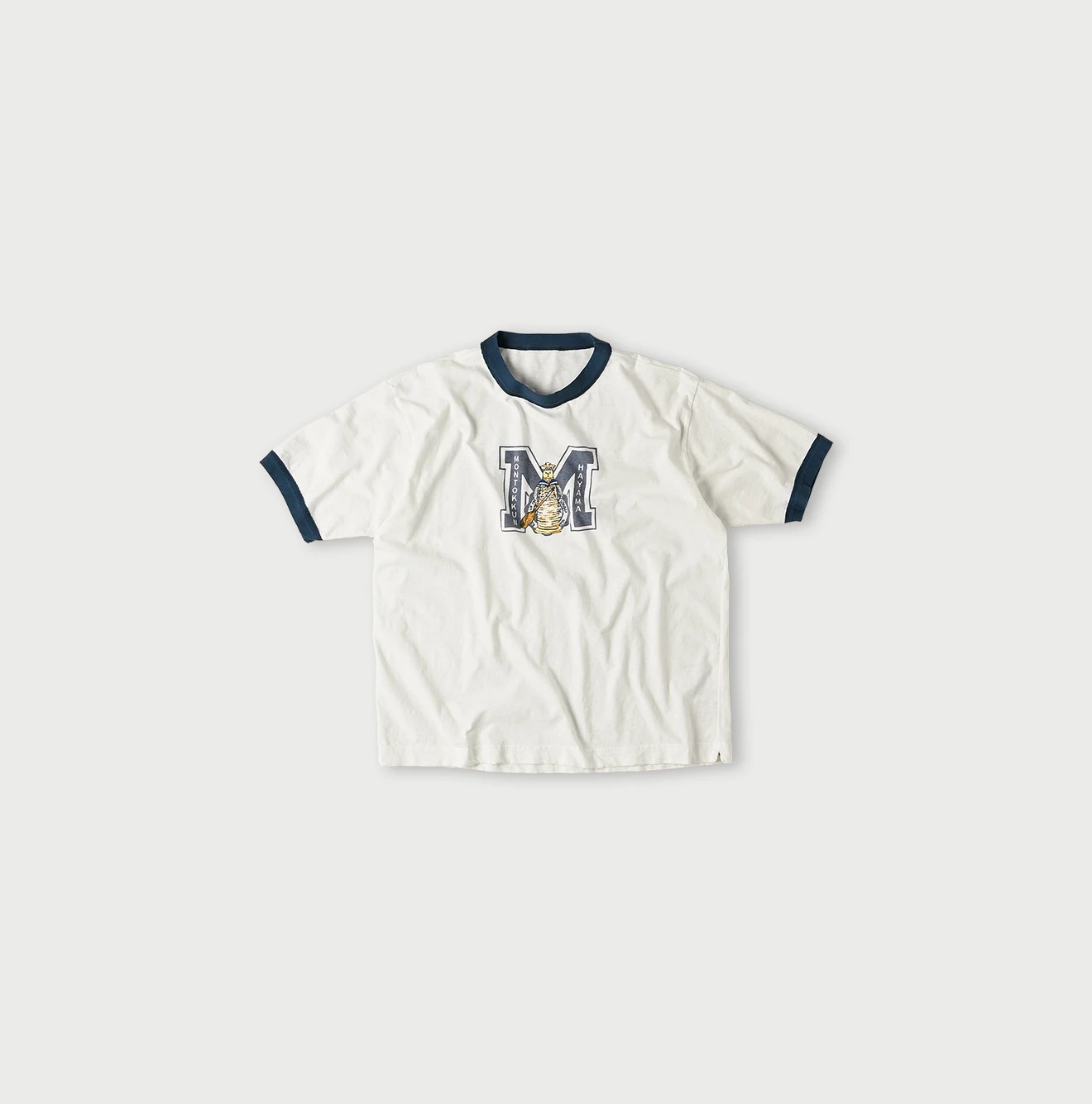 45R(フォーティファイブアール) |葉山ものがたりイニシャルモントックンベタッチプリントの908Tシャツ