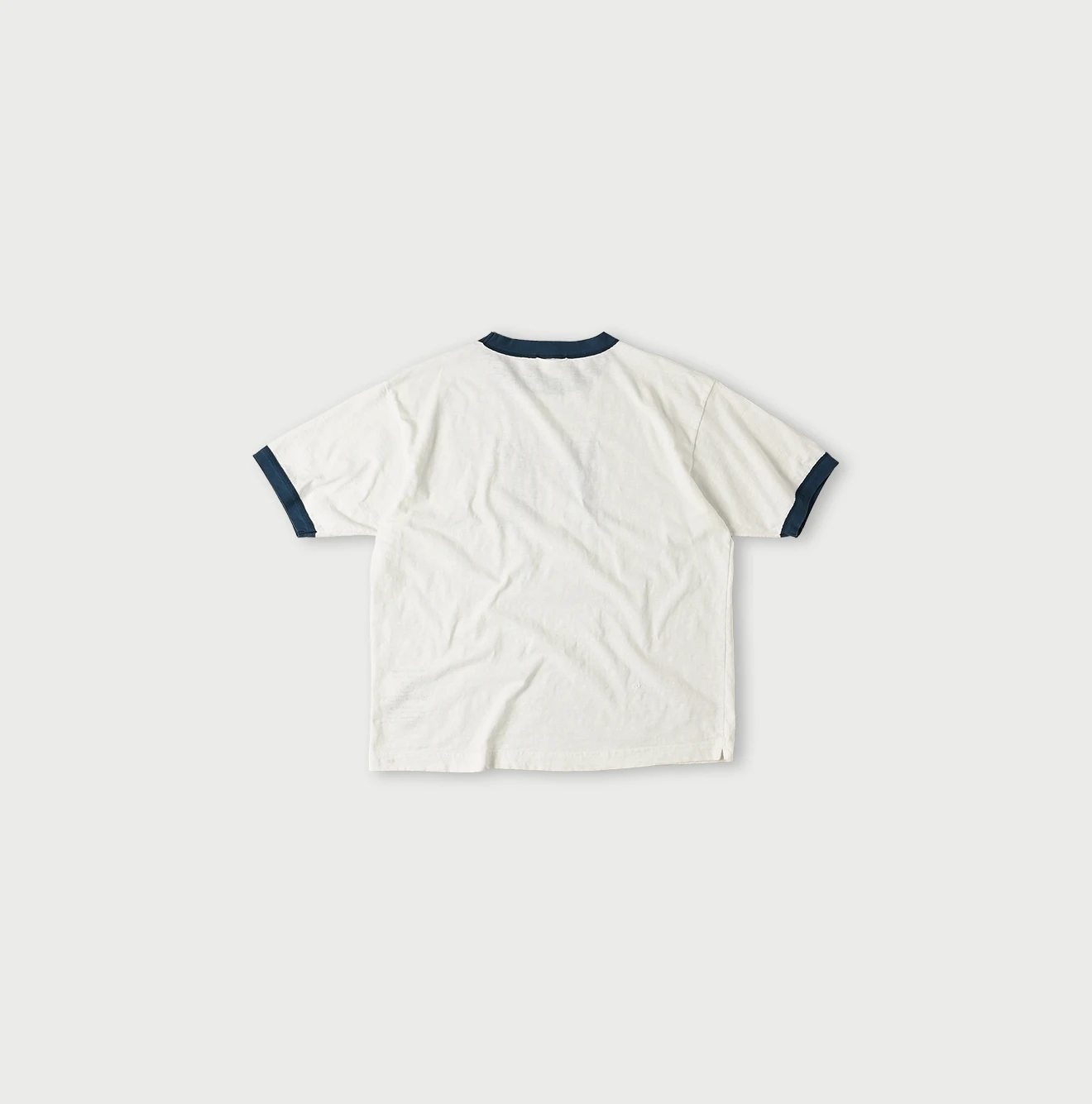 45R(フォーティファイブアール) |葉山ものがたりイニシャルモントックンベタッチプリントの908Tシャツ