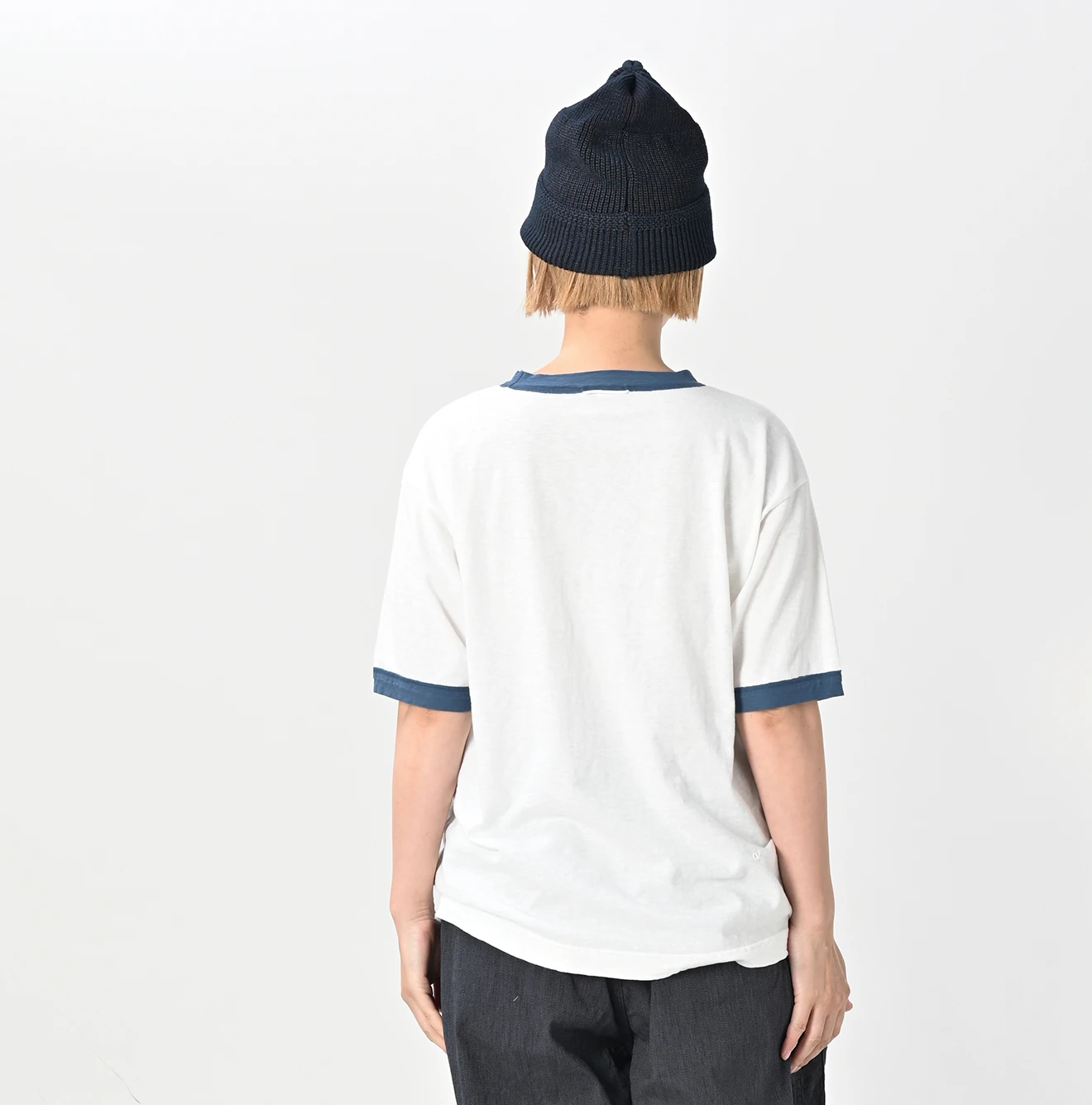 45R(フォーティファイブアール) |葉山ものがたりイニシャルモントックンベタッチプリントの908Tシャツ