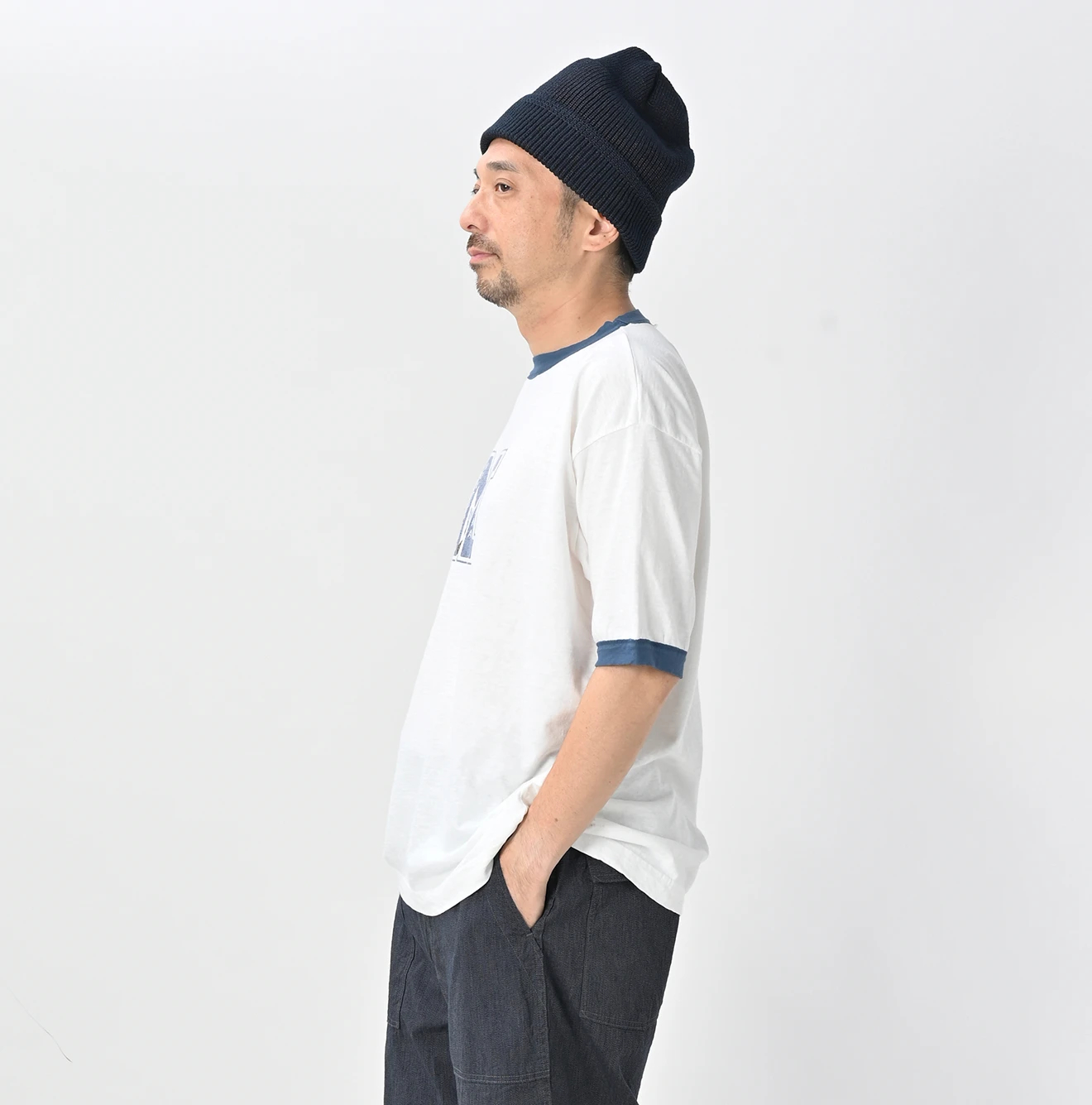 45R(フォーティファイブアール) |葉山ものがたりイニシャルモントックンベタッチプリントの908Tシャツ