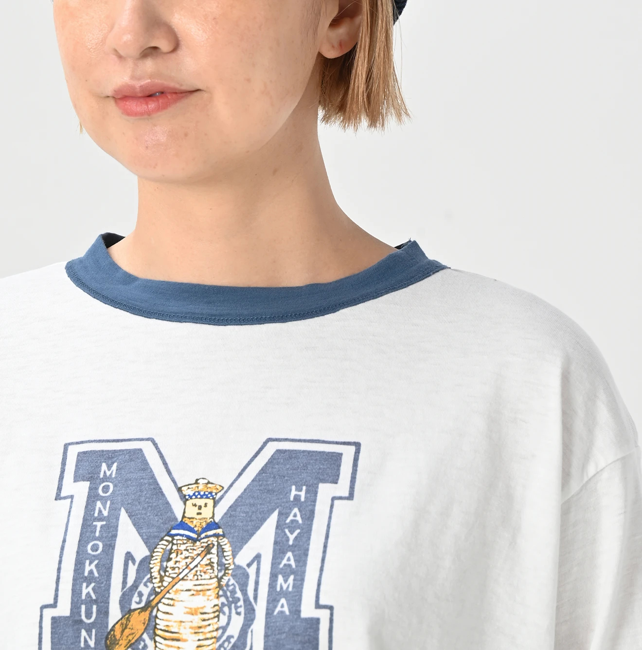 45R(フォーティファイブアール) |葉山ものがたりイニシャルモントックンベタッチプリントの908Tシャツ