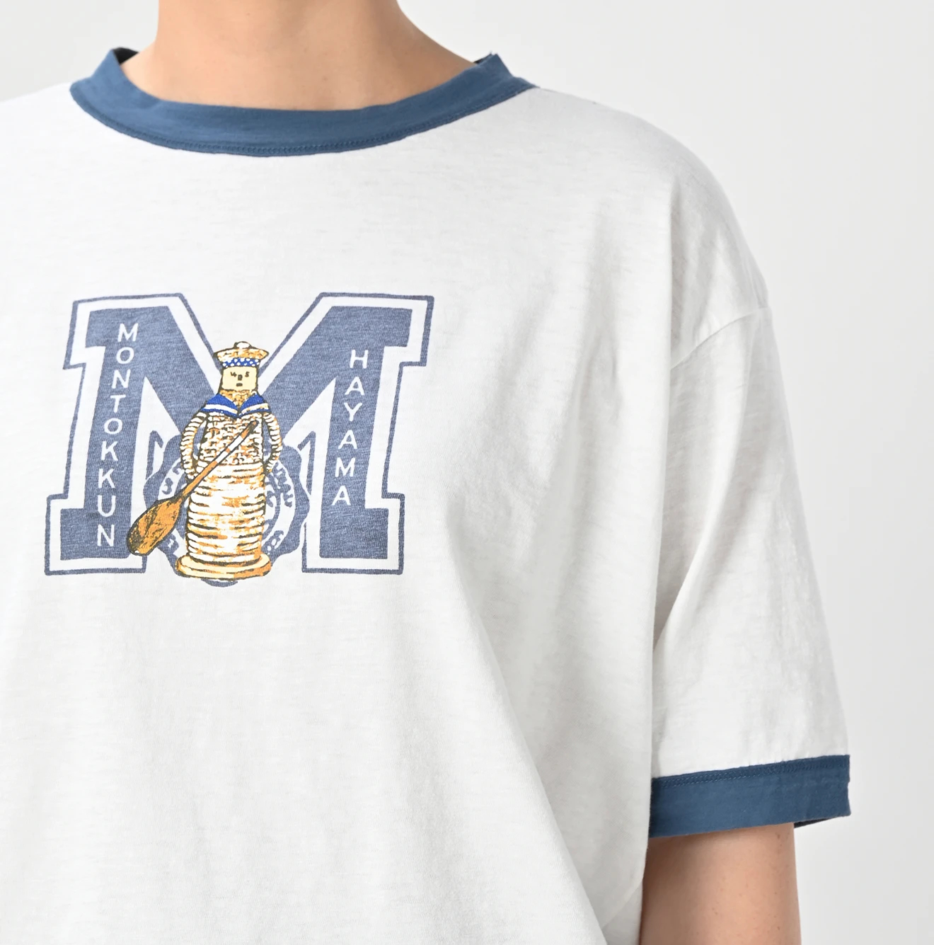 45R(フォーティファイブアール) |葉山ものがたりイニシャルモントックンベタッチプリントの908Tシャツ