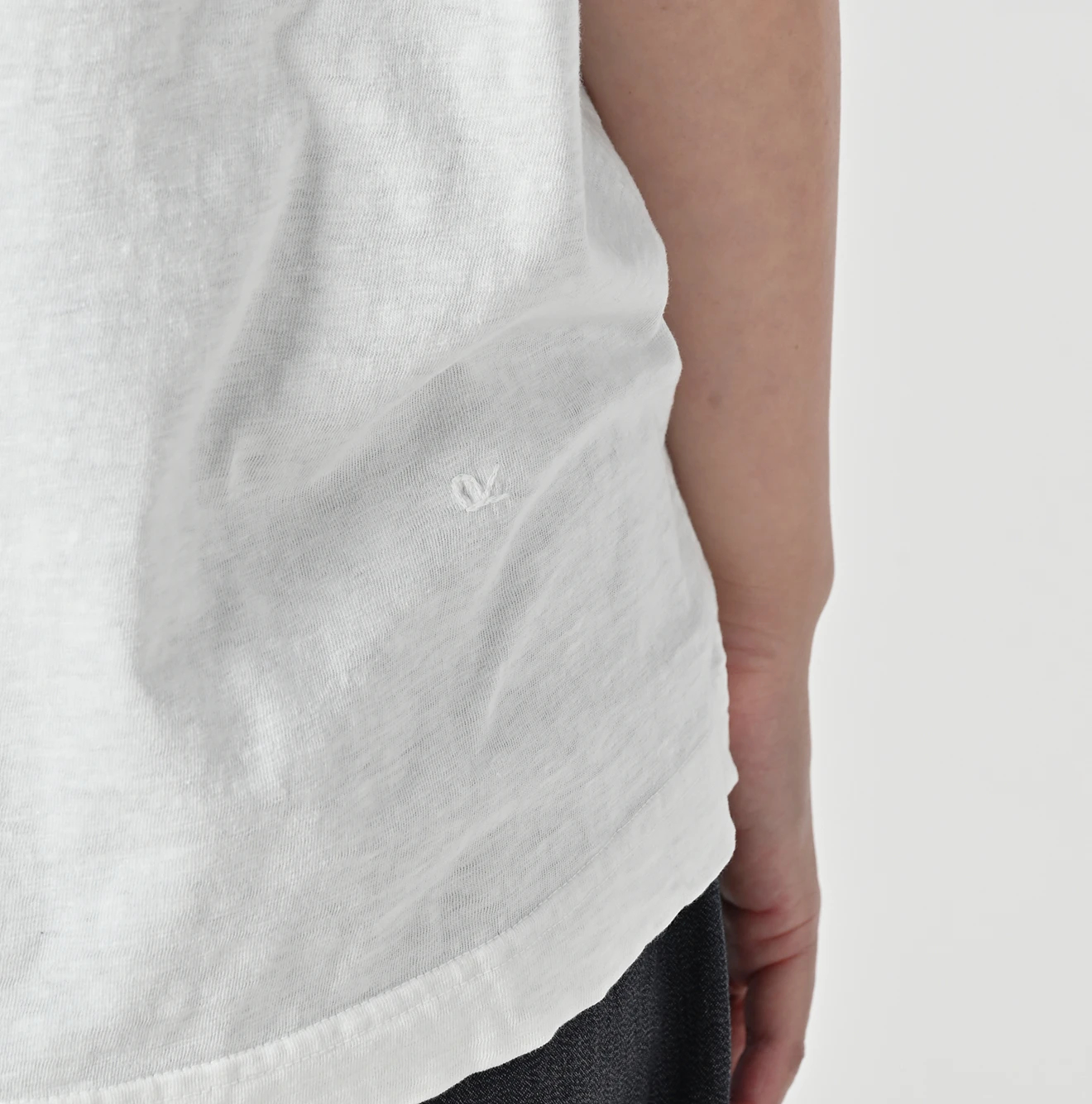 45R(フォーティファイブアール) |葉山ものがたりイニシャルモントックンベタッチプリントの908Tシャツ