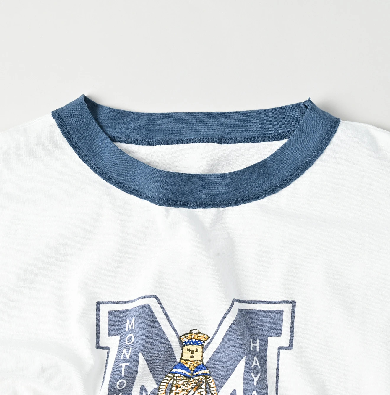 45R(フォーティファイブアール) |葉山ものがたりイニシャルモントックンベタッチプリントの908Tシャツ