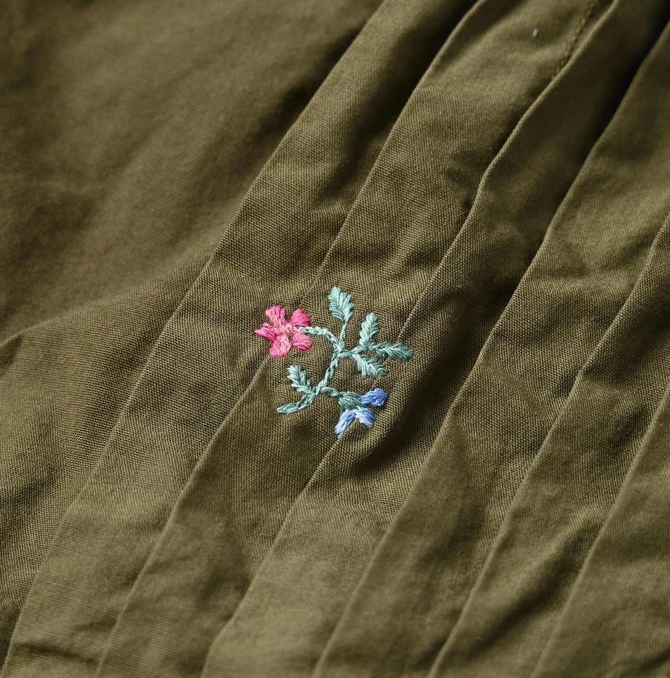 45R（フォーティファイブアール）| ダンプ小花刺繍のピンタックプティ