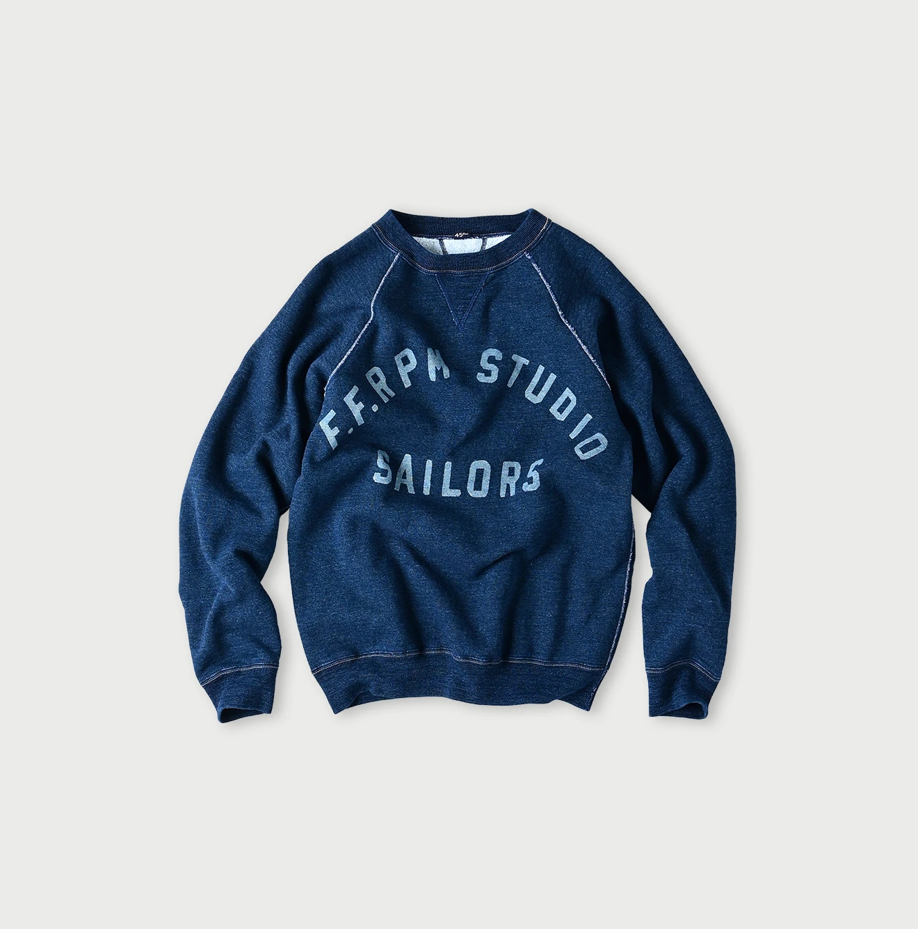 45R(フォーティファイブアール) |葉山ものがたりモントックン刺繍ベタッチプリントの908裏毛クルー（インディゴ）