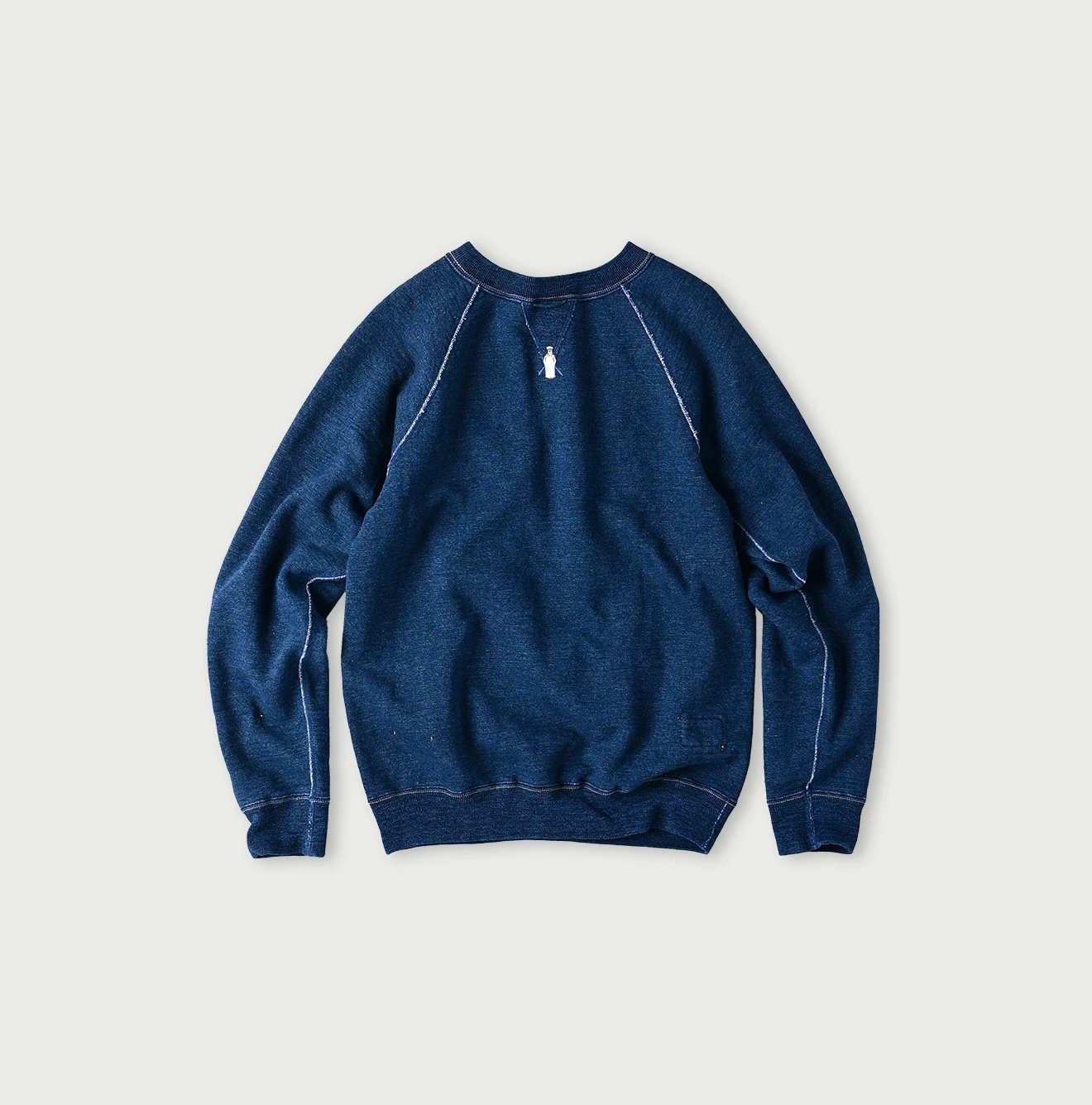 45R(フォーティファイブアール) |葉山ものがたりモントックン刺繍ベタッチプリントの908裏毛クルー（インディゴ）