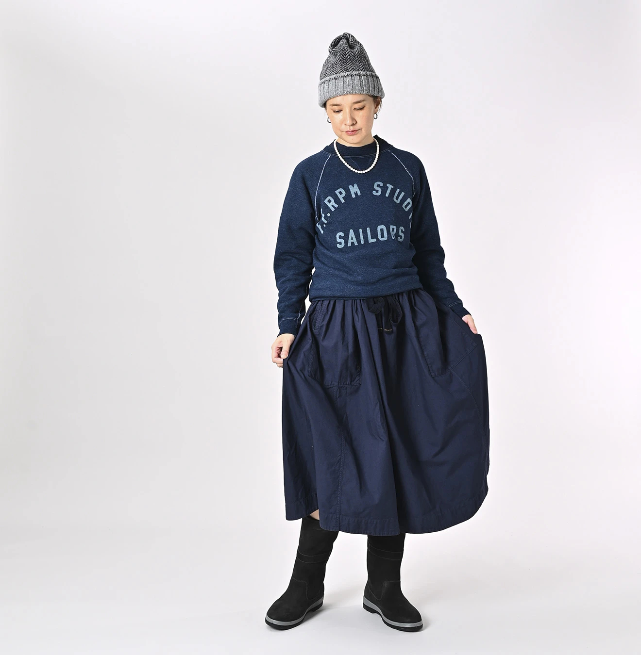 45R(フォーティファイブアール) |葉山ものがたりモントックン刺繍ベタッチプリントの908裏毛クルー（インディゴ）