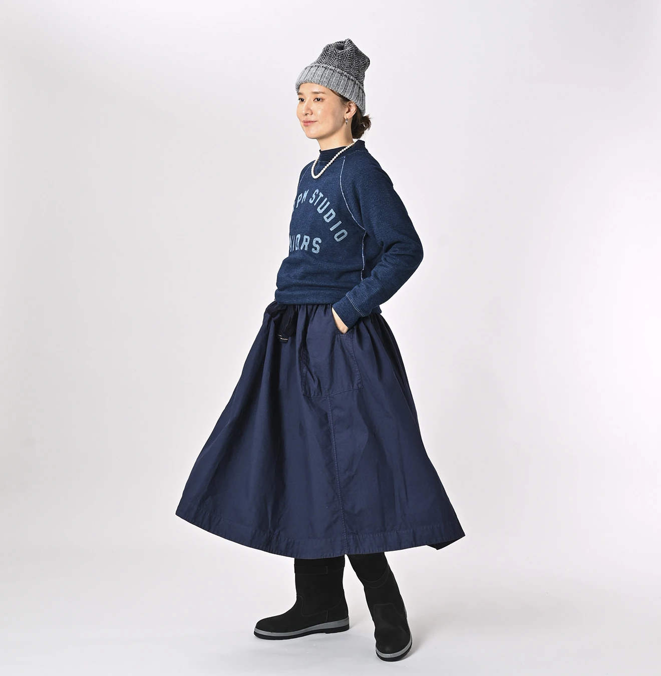 45R(フォーティファイブアール) |葉山ものがたりモントックン刺繍ベタッチプリントの908裏毛クルー（インディゴ）