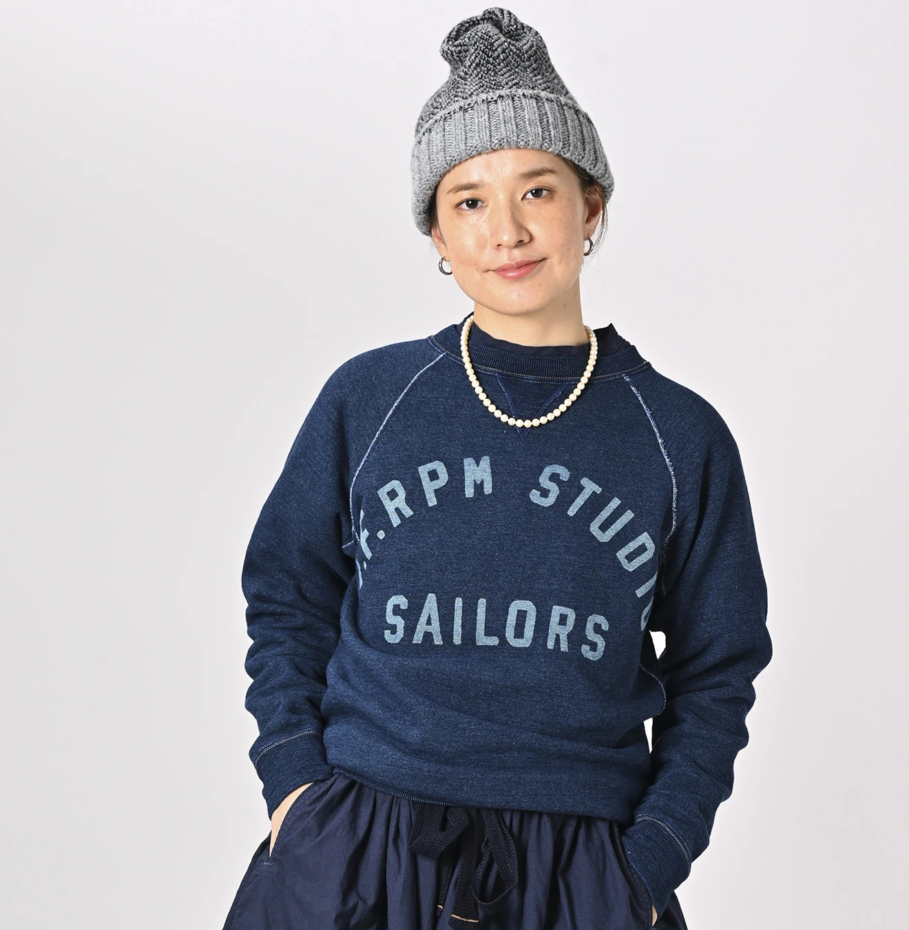 45R(フォーティファイブアール) |葉山ものがたりモントックン刺繍ベタッチプリントの908裏毛クルー（インディゴ）