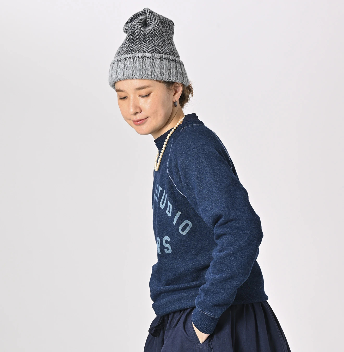 45R(フォーティファイブアール) |葉山ものがたりモントックン刺繍ベタッチプリントの908裏毛クルー（インディゴ）