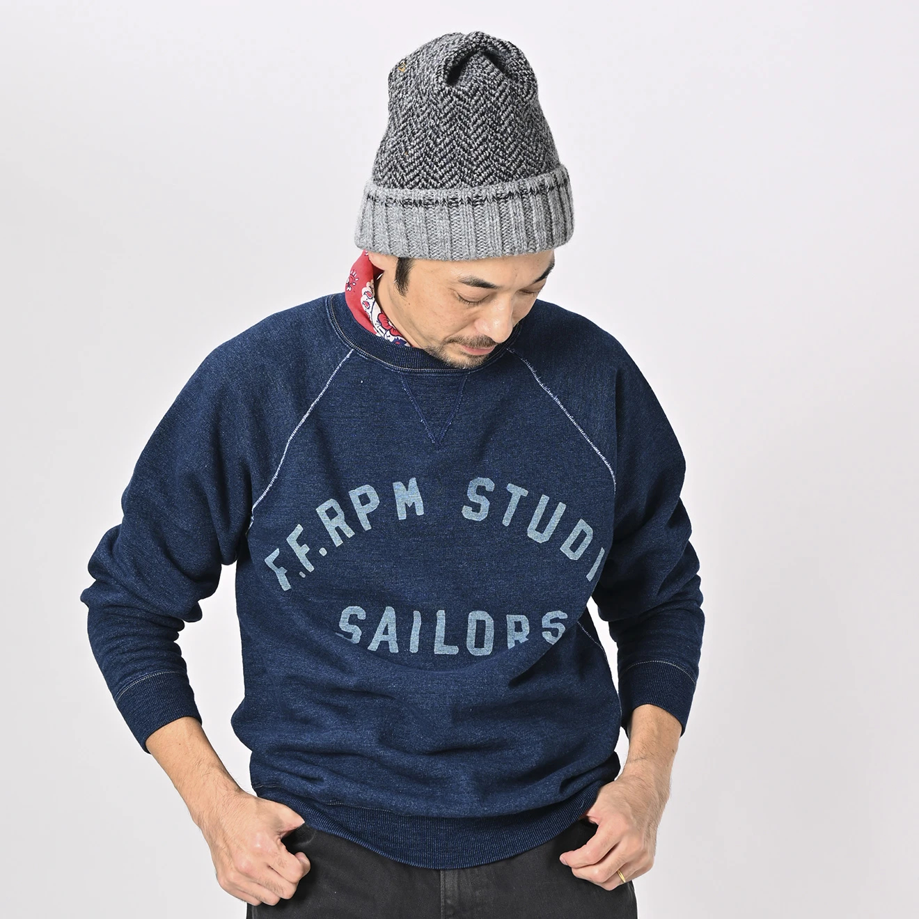 45R(フォーティファイブアール) |葉山ものがたりモントックン刺繍ベタッチプリントの908裏毛クルー（インディゴ）