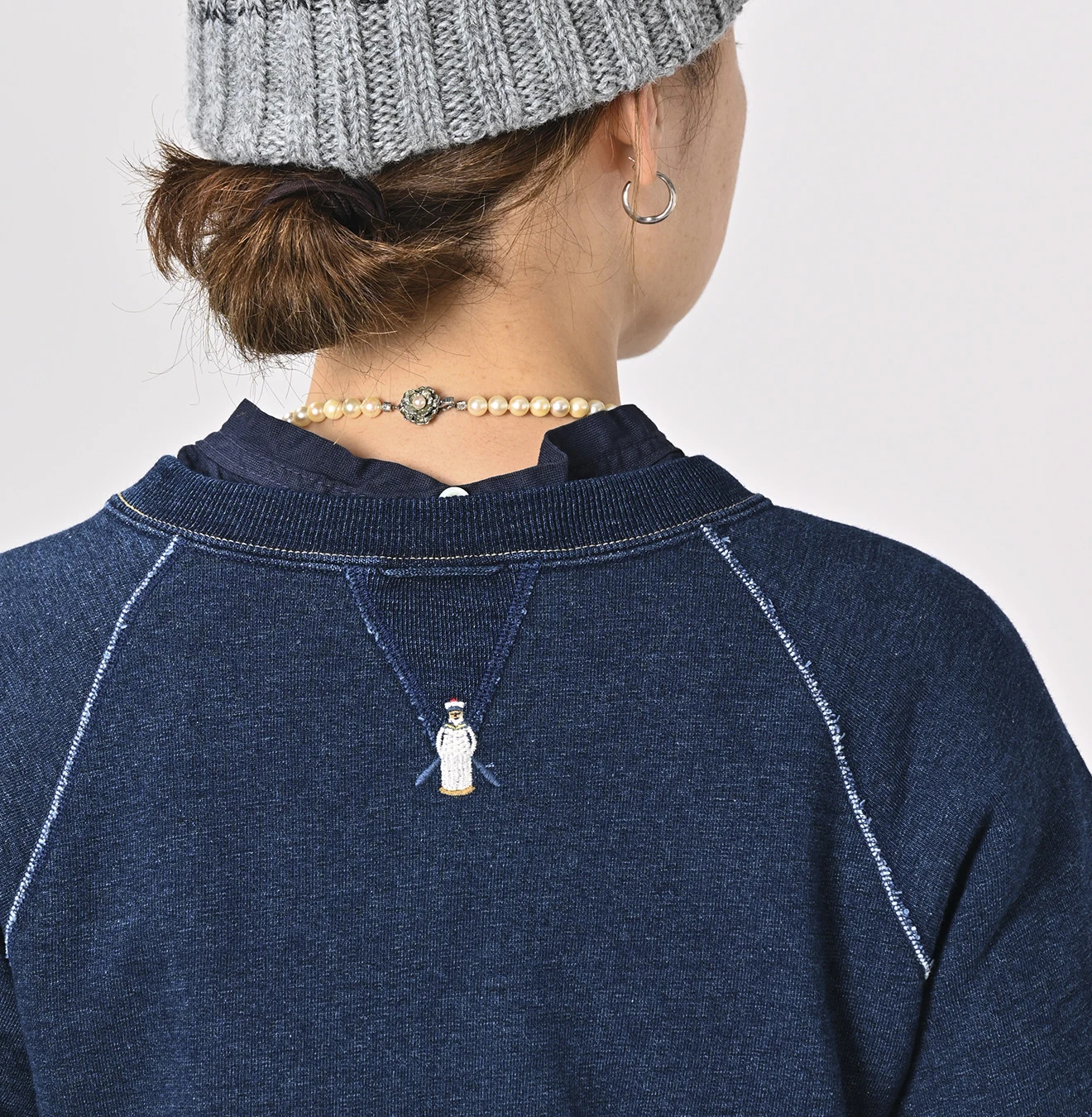 45R(フォーティファイブアール) |葉山ものがたりモントックン刺繍ベタッチプリントの908裏毛クルー（インディゴ）