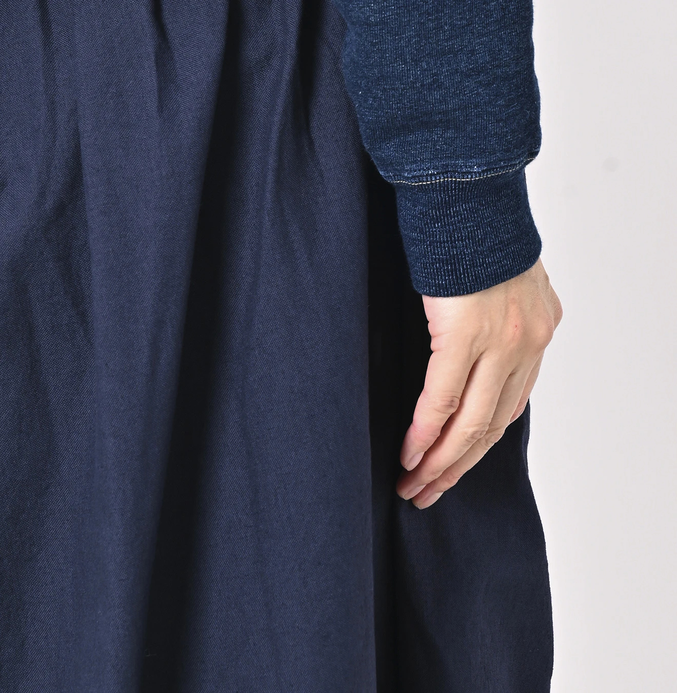 45R(フォーティファイブアール) |葉山ものがたりモントックン刺繍ベタッチプリントの908裏毛クルー（インディゴ）