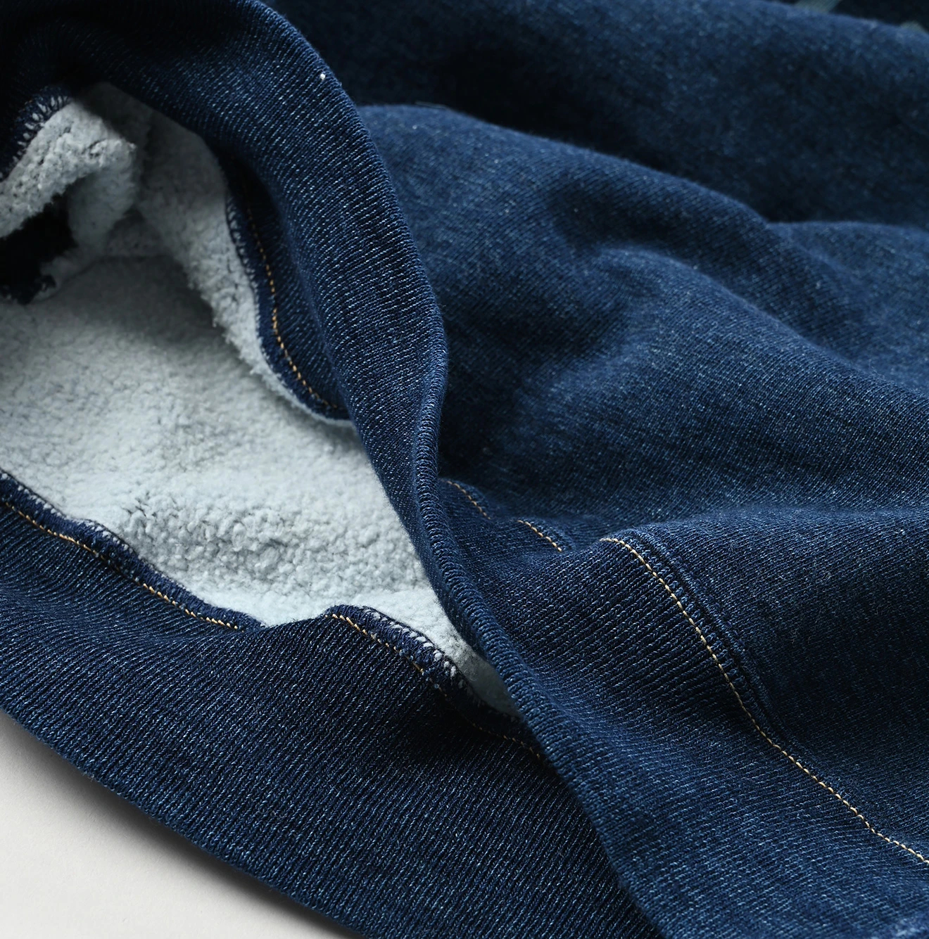 45R(フォーティファイブアール) |葉山ものがたりモントックン刺繍ベタッチプリントの908裏毛クルー（インディゴ）