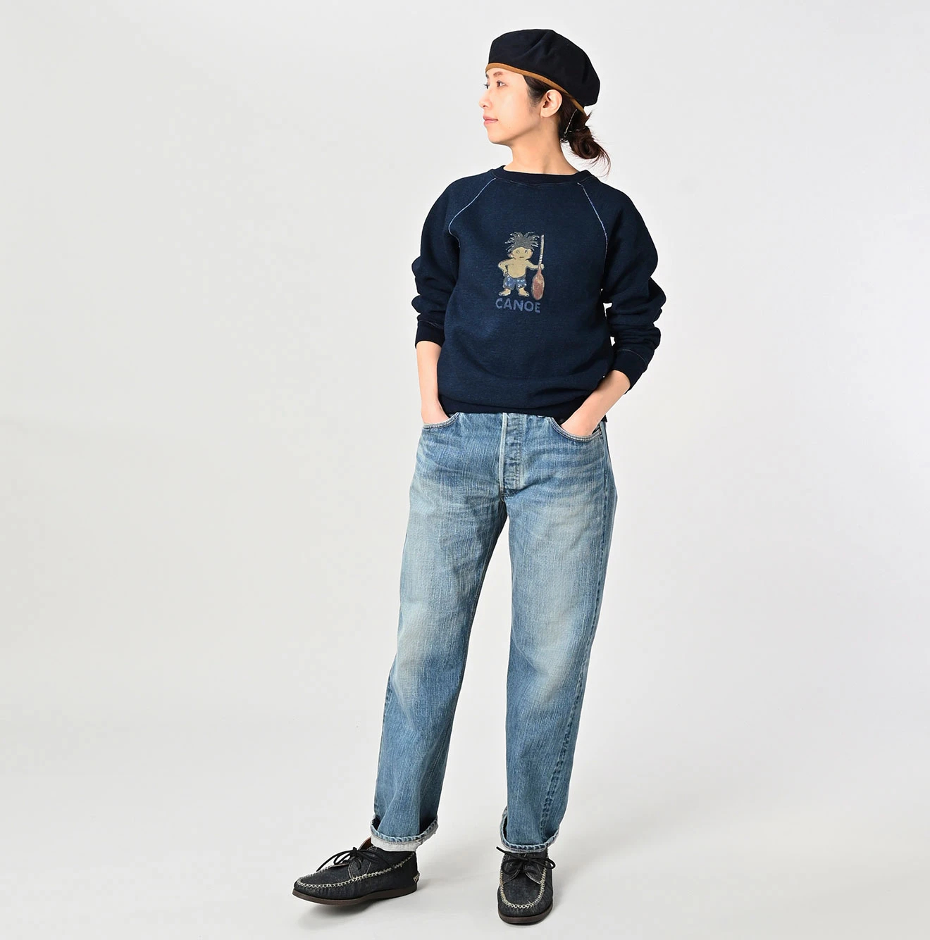 45R(フォーティファイブアール) |葉山ものがたりコノッキくんべタッチプリントの908ラグラン裏毛（インディゴ）