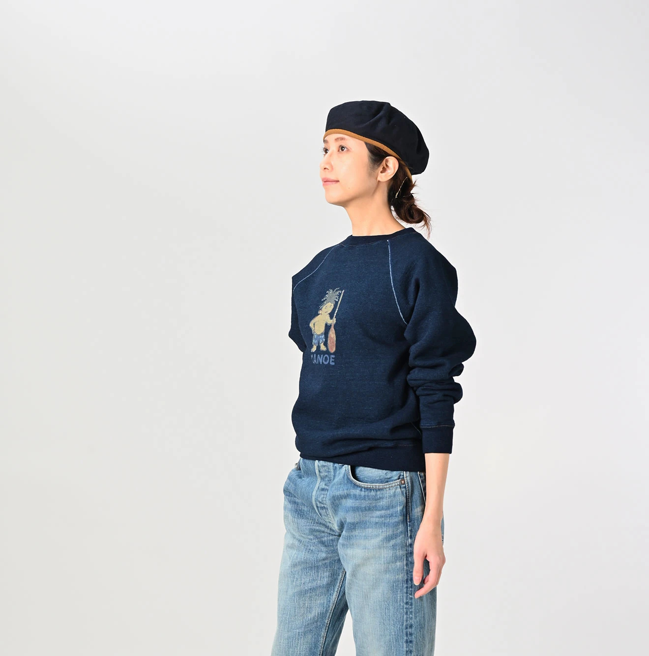 45R(フォーティファイブアール) |葉山ものがたりコノッキくんべタッチプリントの908ラグラン裏毛（インディゴ）