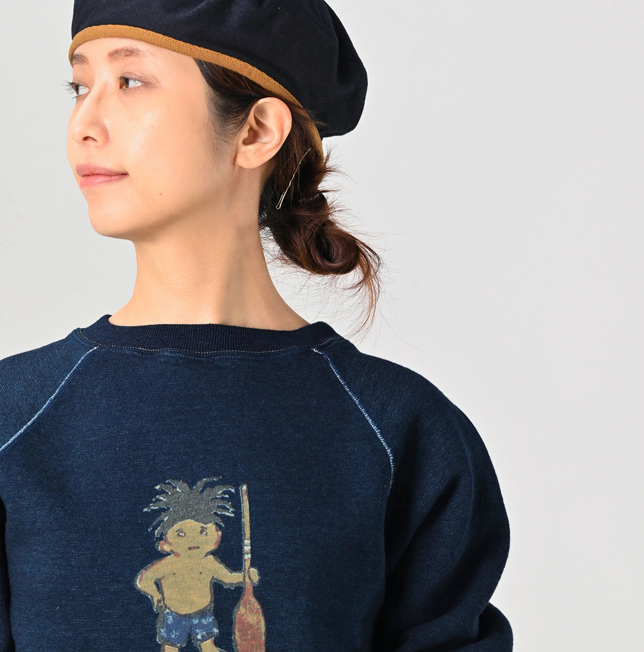 45R(フォーティファイブアール) |葉山ものがたりコノッキくんべタッチプリントの908ラグラン裏毛（インディゴ）