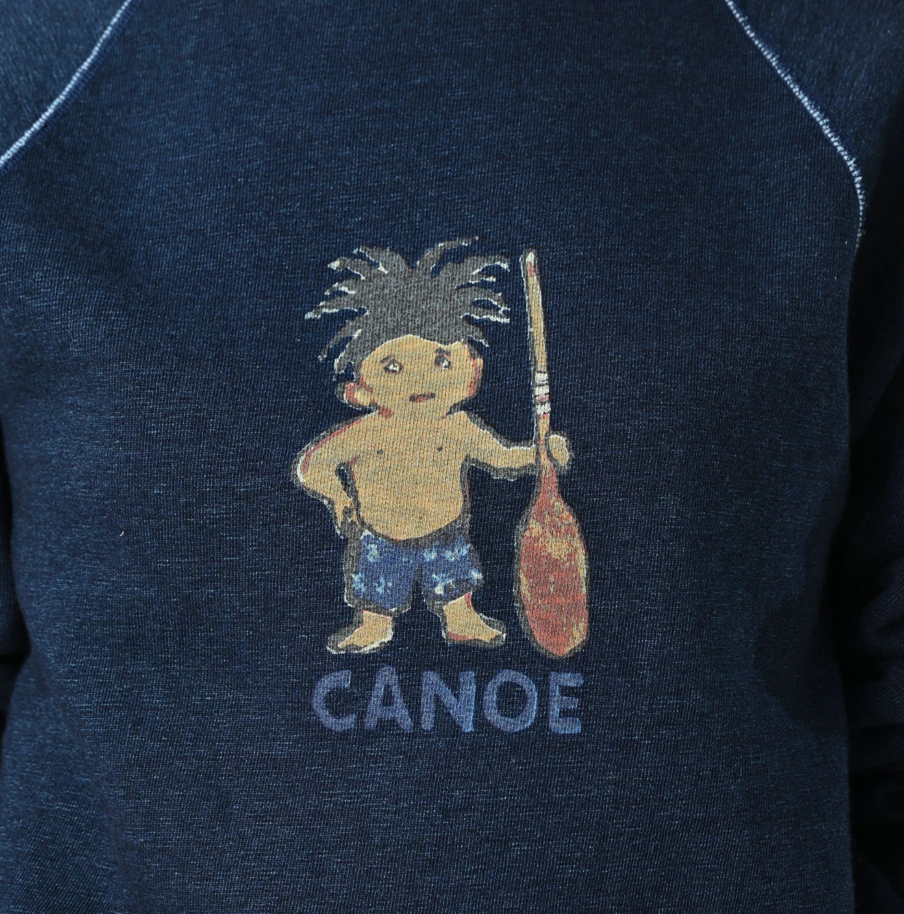 45R(フォーティファイブアール) |葉山ものがたりコノッキくんべタッチプリントの908ラグラン裏毛（インディゴ）