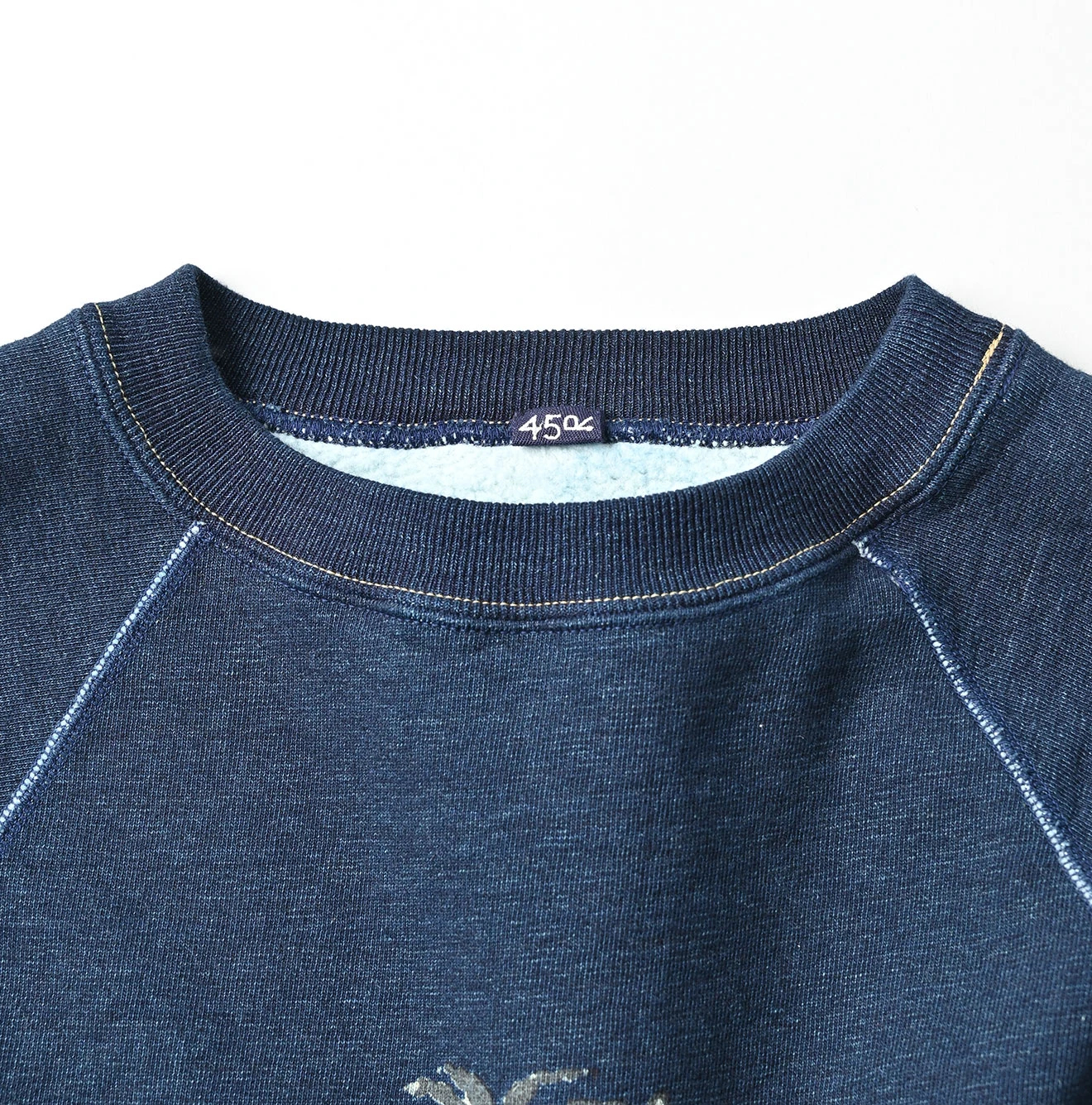 45R(フォーティファイブアール) |葉山ものがたりコノッキくんべタッチプリントの908ラグラン裏毛（インディゴ）