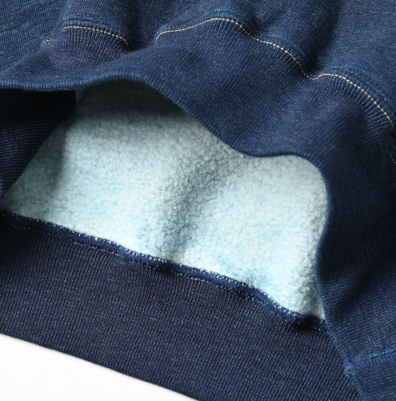 45R(フォーティファイブアール) |葉山ものがたりコノッキくんべタッチプリントの908ラグラン裏毛（インディゴ）