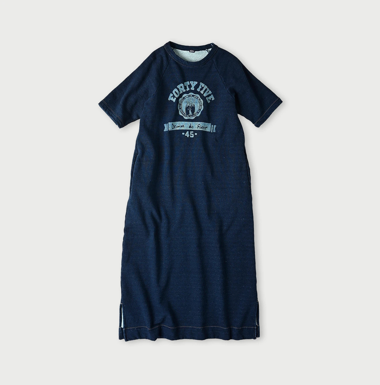 45R(フォーティファイブアール) |ガーゼ裏毛カレッジロゴプリントのドレス（インディゴ）
