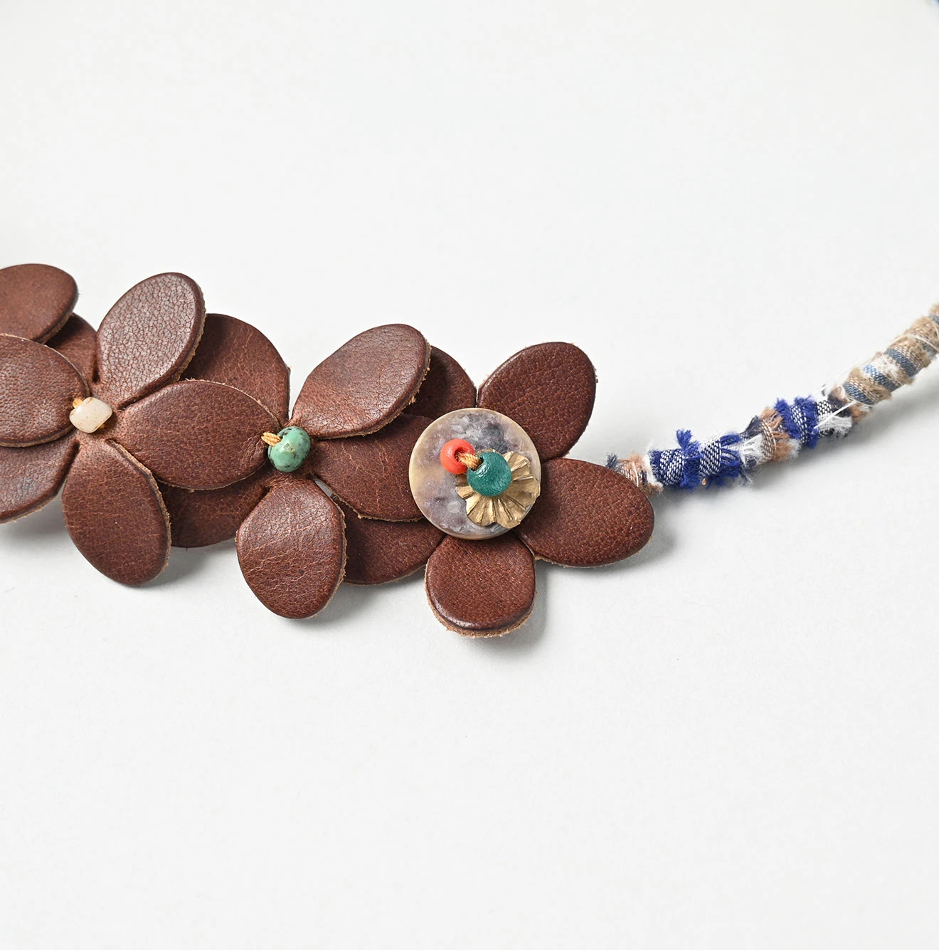 45R(フォーティファイブアール) |かさねレザーのフラワーチョーカー