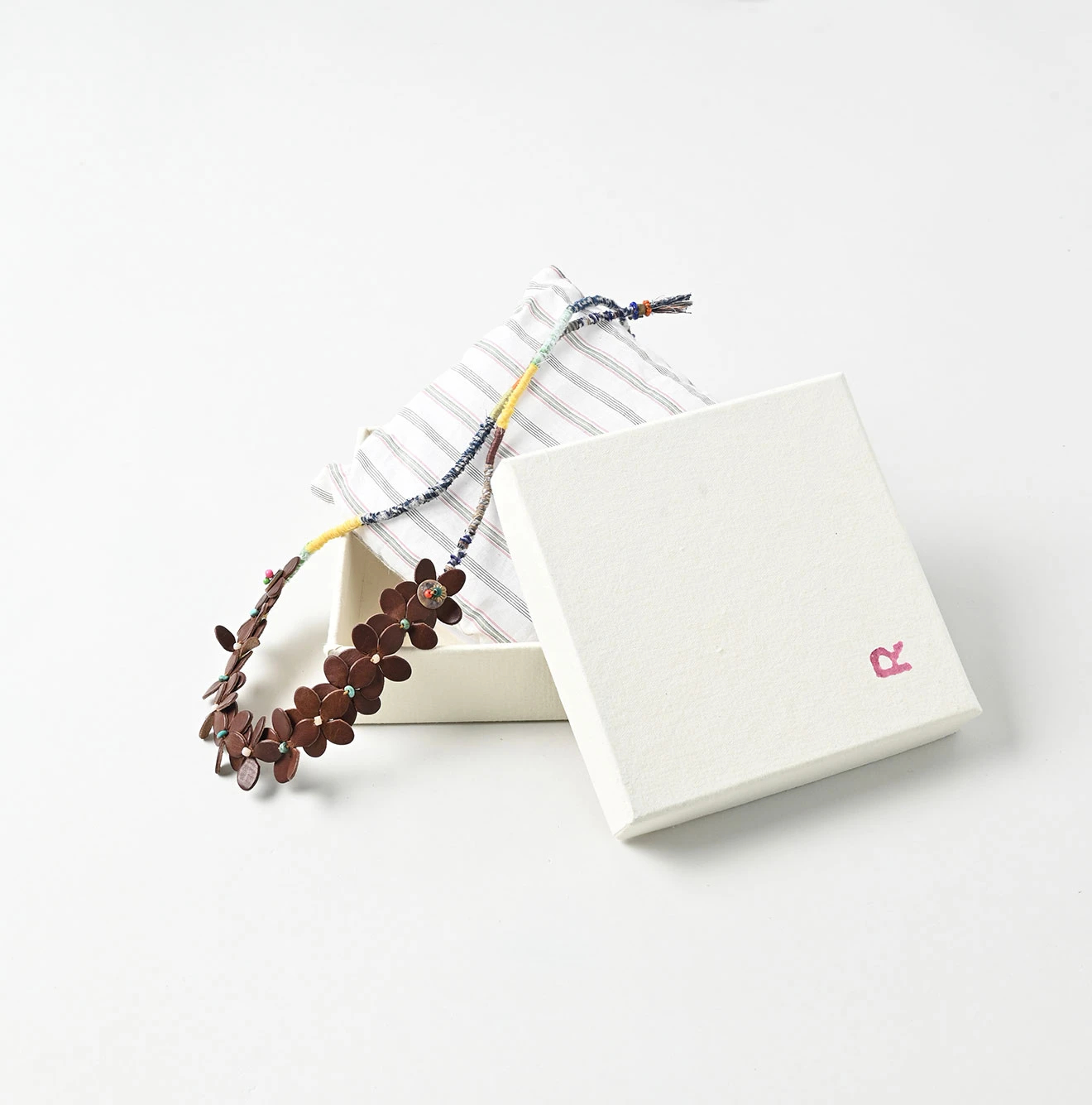 45R(フォーティファイブアール) |かさねレザーのフラワーチョーカー