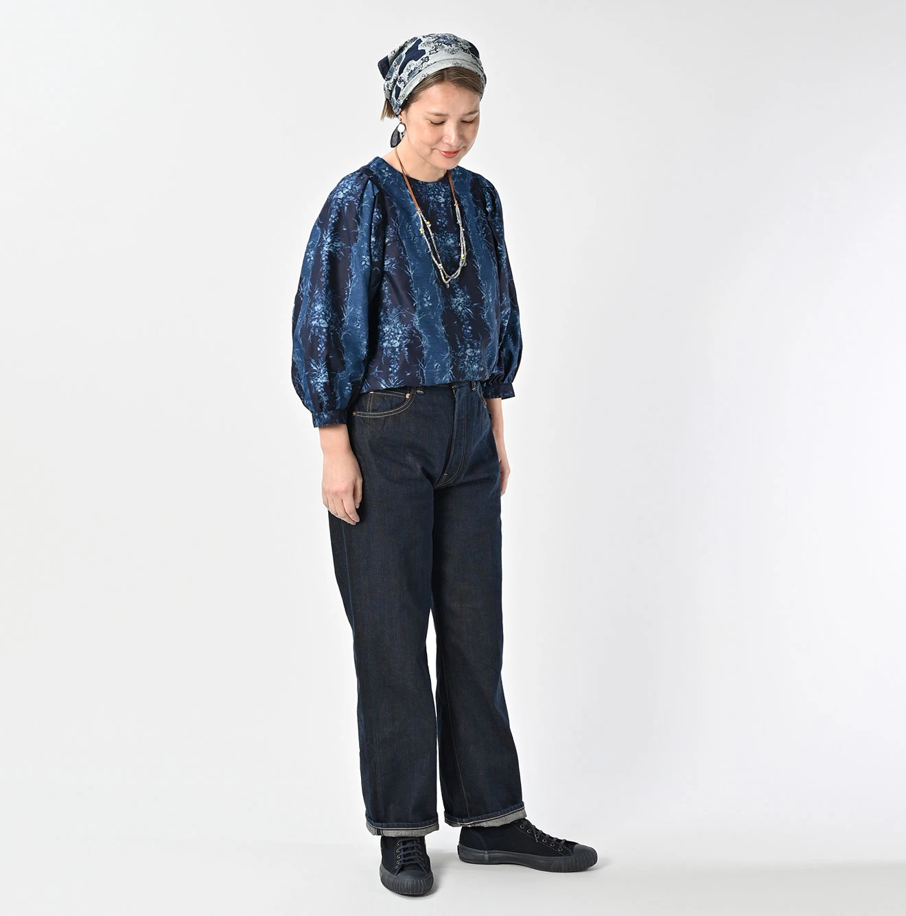 45R(フォーティファイブアール) |シャンデリアフラワープリントのパフブリッジブラウス（インディゴ）