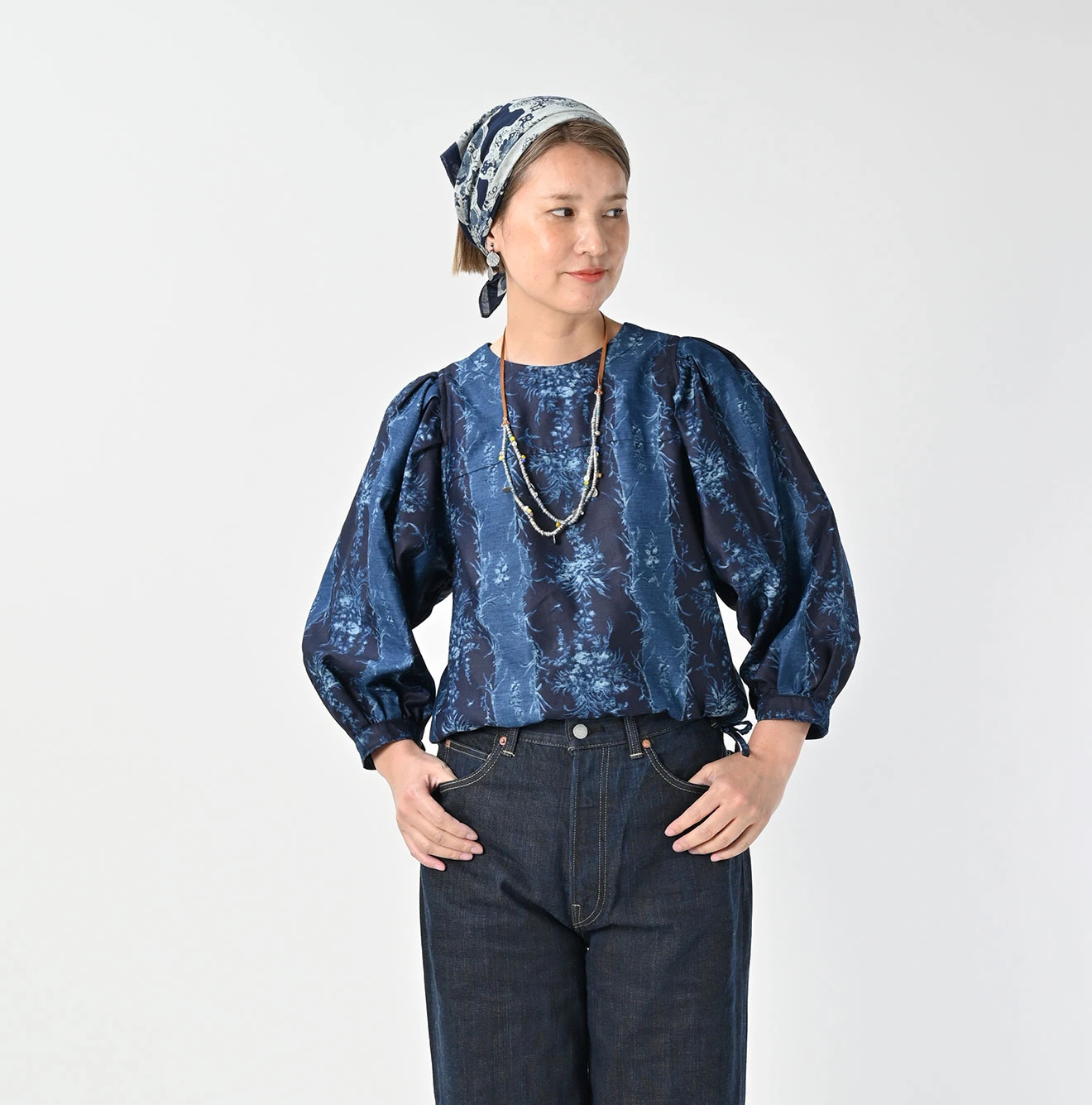 45R(フォーティファイブアール) |シャンデリアフラワープリントのパフブリッジブラウス（インディゴ）