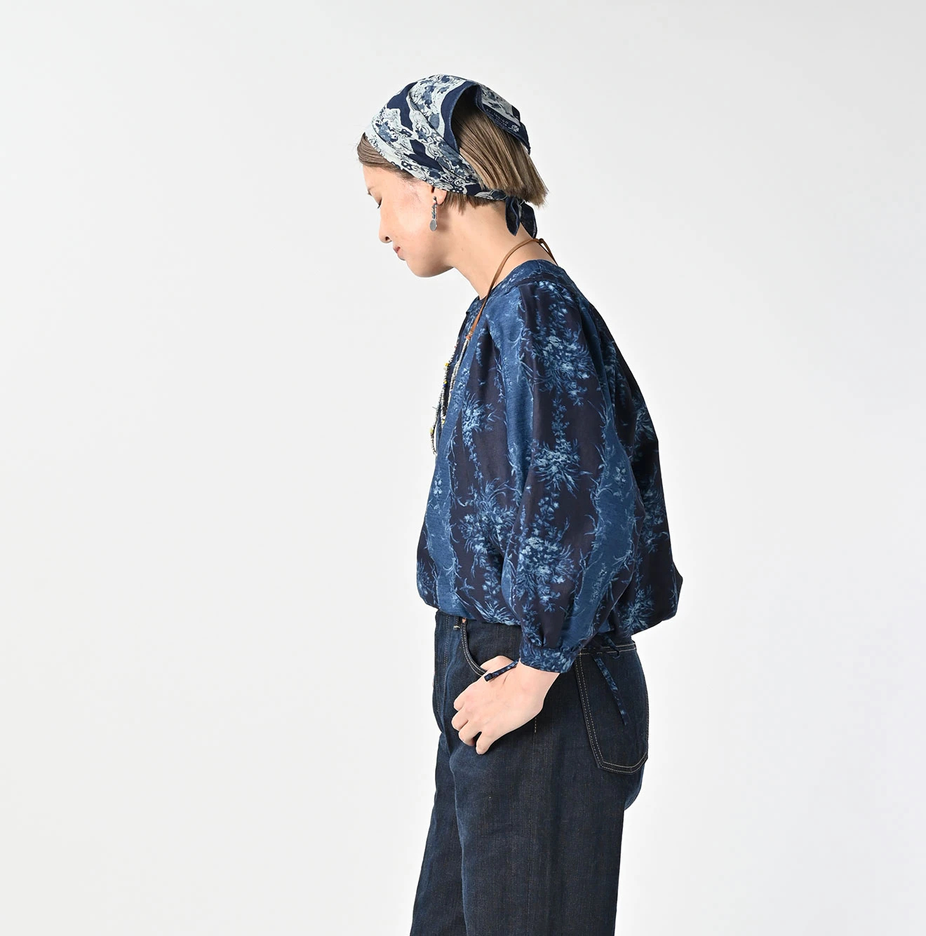 45R(フォーティファイブアール) |シャンデリアフラワープリントのパフブリッジブラウス（インディゴ）