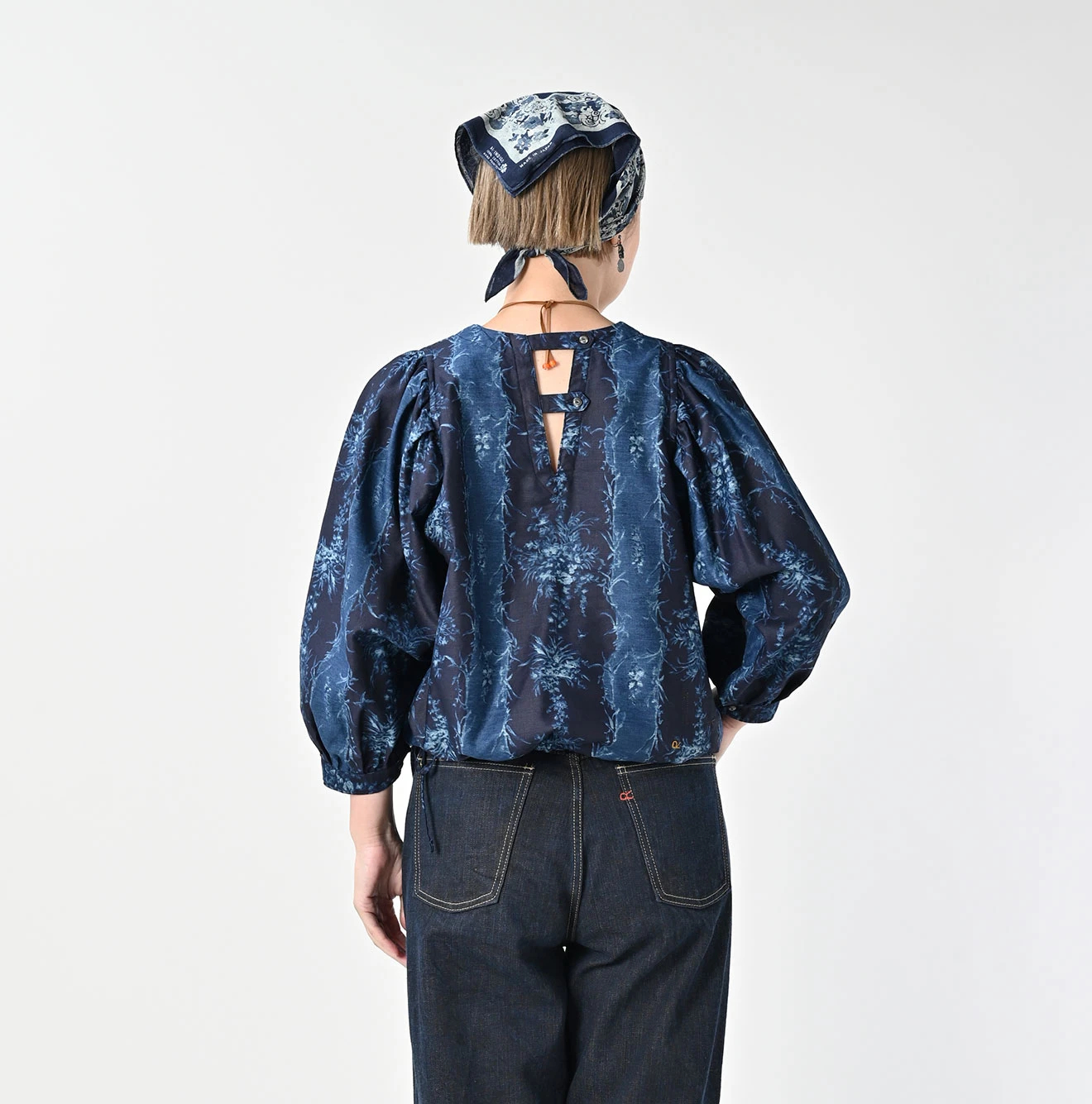45R(フォーティファイブアール) |シャンデリアフラワープリントのパフブリッジブラウス（インディゴ）