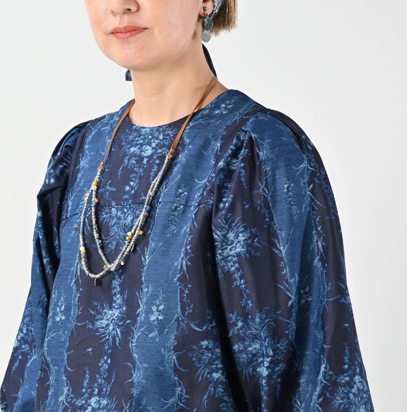 45R(フォーティファイブアール) |シャンデリアフラワープリントのパフブリッジブラウス（インディゴ）